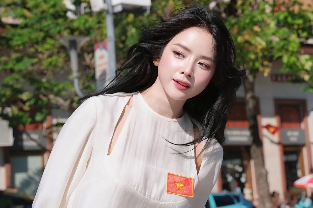 DJ Mie dien ao dai khoet vai mung dai le hinh anh