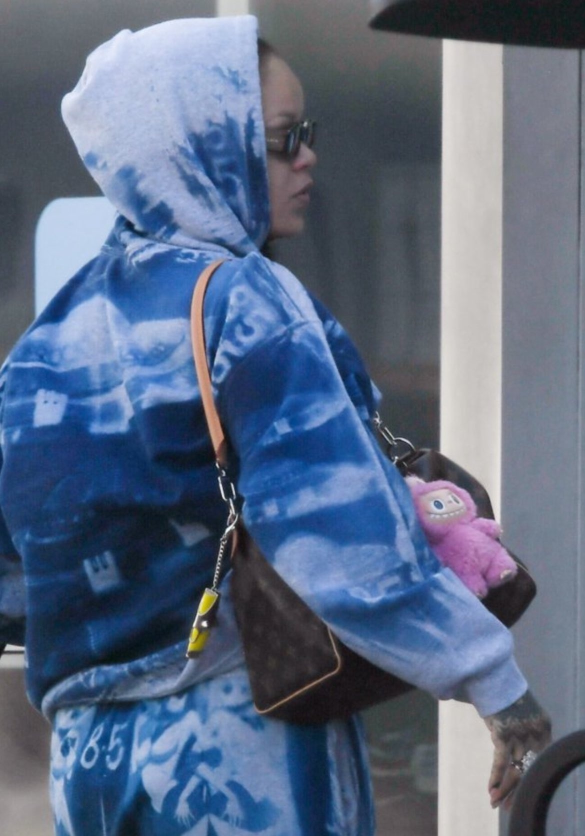 Rihanna cũng bị bắt gặp với Labubu trên túi xách. Ảnh: @gab/X.