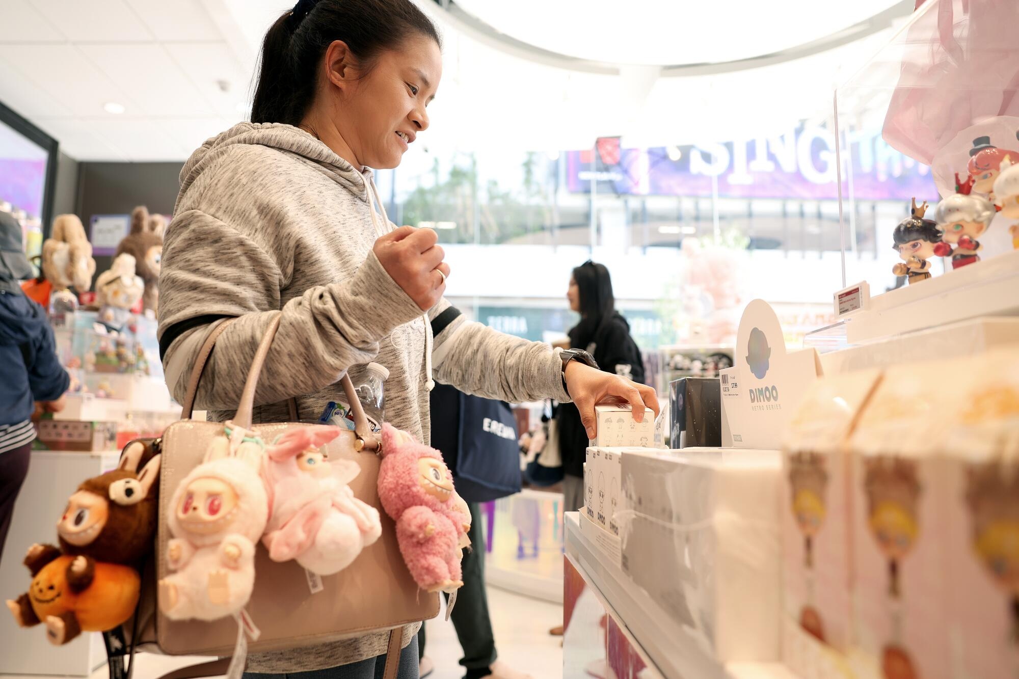 Cơn sốt Labubu đổ bộ nước Mỹ, nối dài xu hướng blind box. Ảnh minh hoạ: Los Angeles Times.