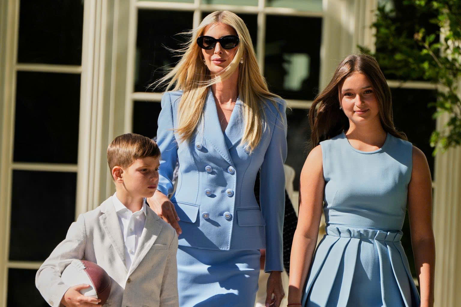 Arabella Rose Kushner diện đồ đôi cùng mẹ Ivanka Trump