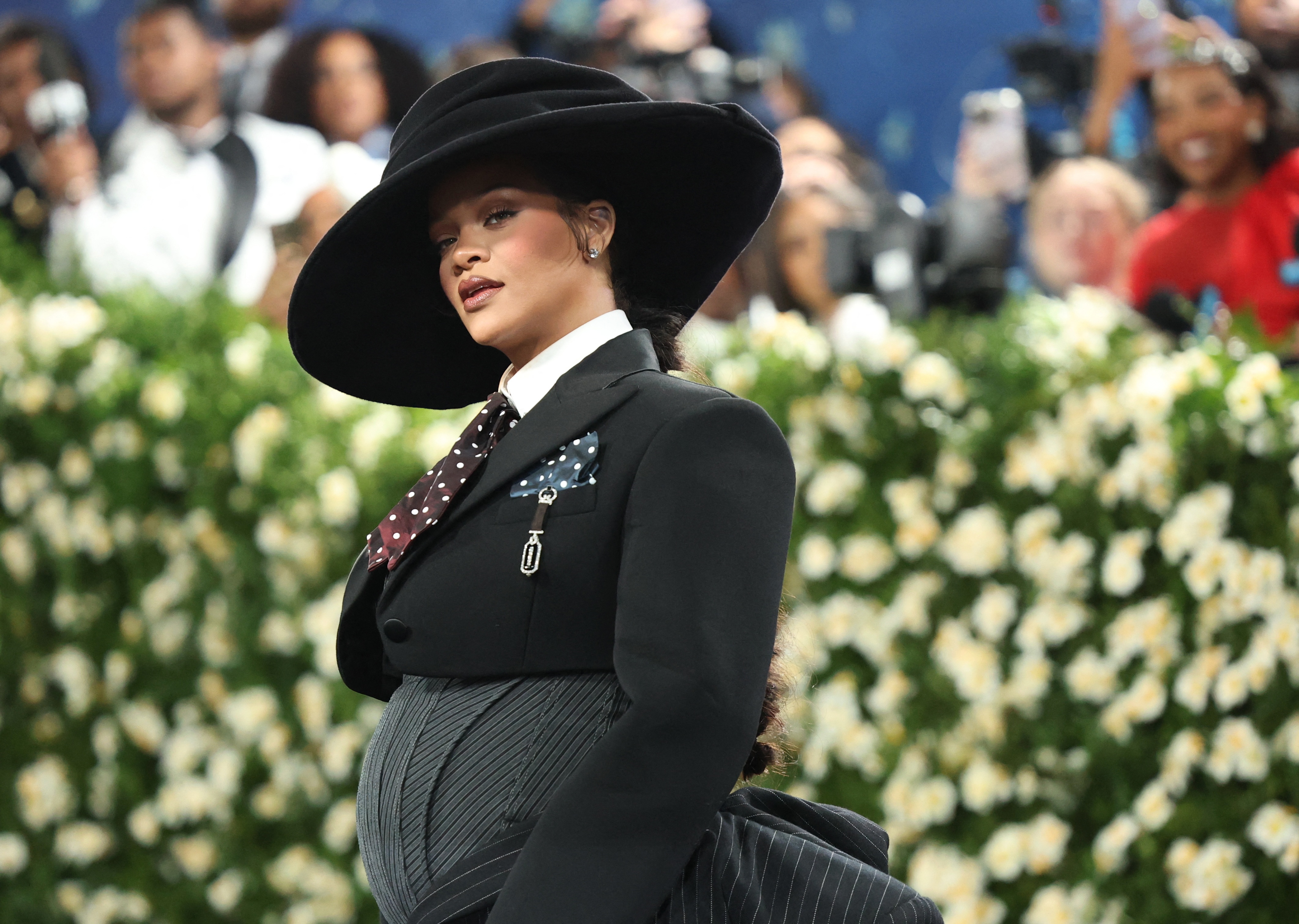 met gala, met gala 2025, vien trang phuc, trien lam thoi trang, thoi trang nam, thoi trang da den, superfine trien lam, anna wintour, louis vuitton, new york, gioi mo dieu, phong cach dandy, colman domingo, andre leon talley, thoi trang my, thoi trang cao cap, bao tang met, chu nghia thanh lich, pharrell williams, aap rocky, cfda, jeffrey banks, thom browne, tory burch, stephen jones, thoi trang lich su, fashion exhibition, fashion fundraiser anh 2