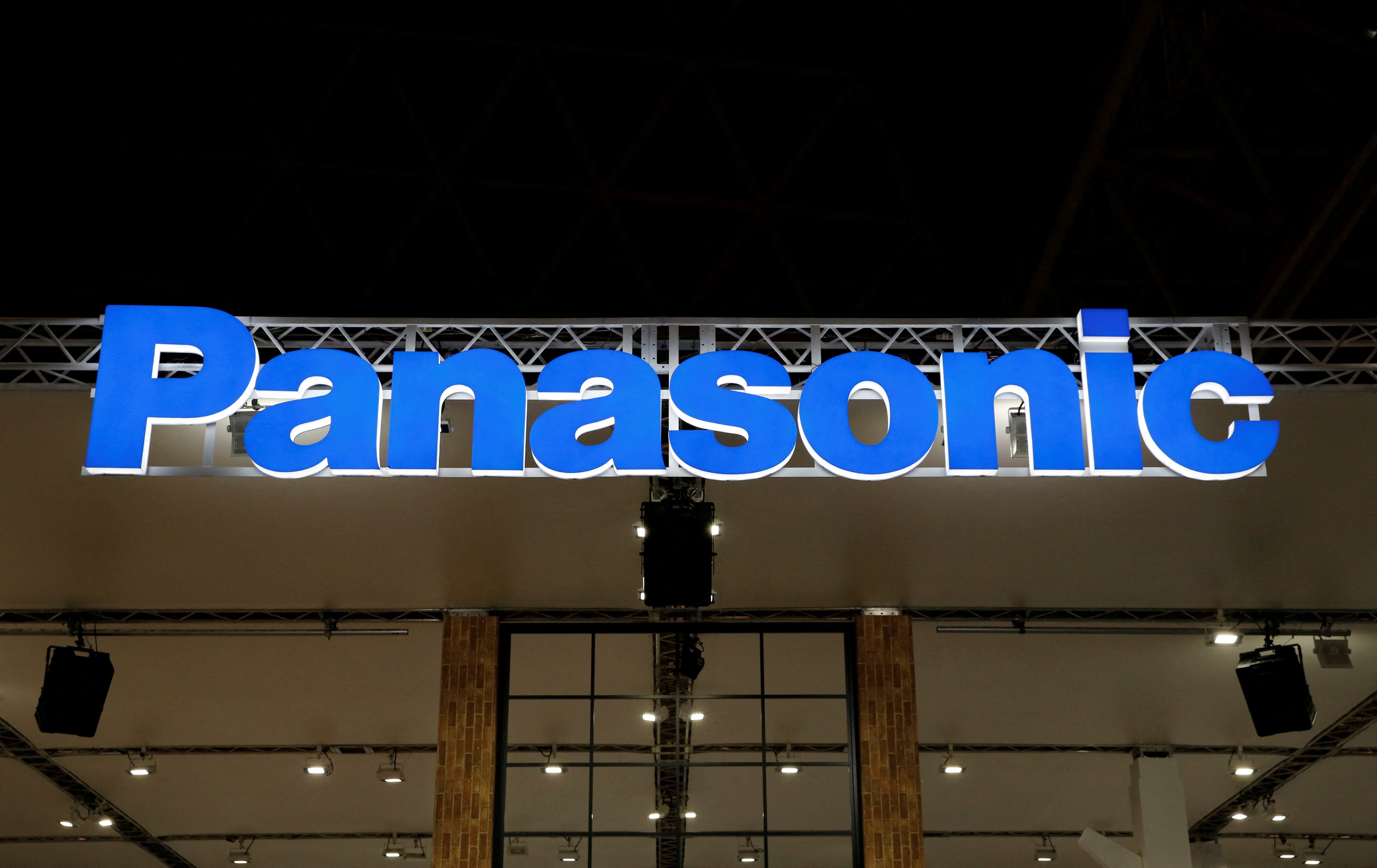 'Ga khong lo' Panasonic cat giam 10.000 nhan su hinh anh