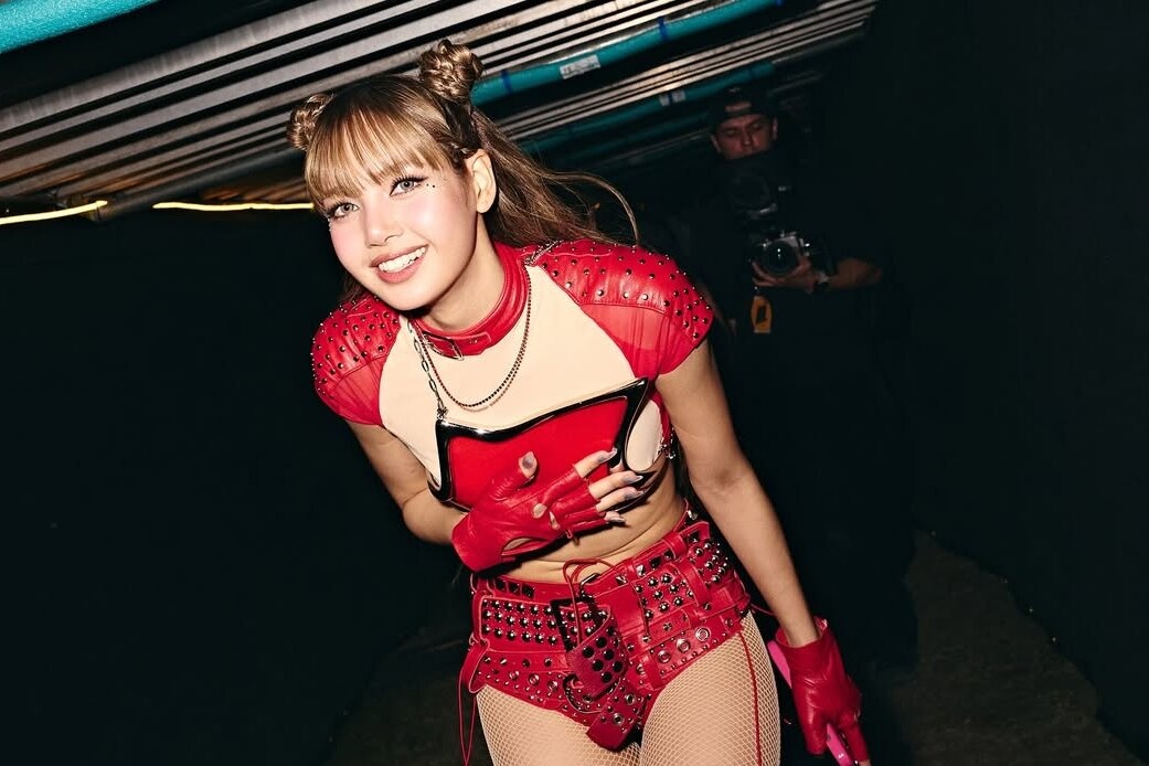 Chuoi vay ao ho bao gay tranh cai cua Lisa hinh anh