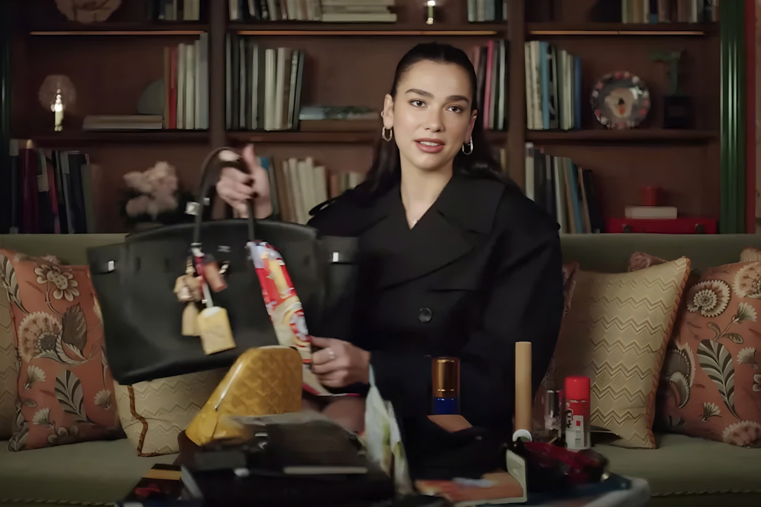 Không chỉ mỗi Sơn Tùng M-TP dùng túi Louis Vuitton đựng trái cây