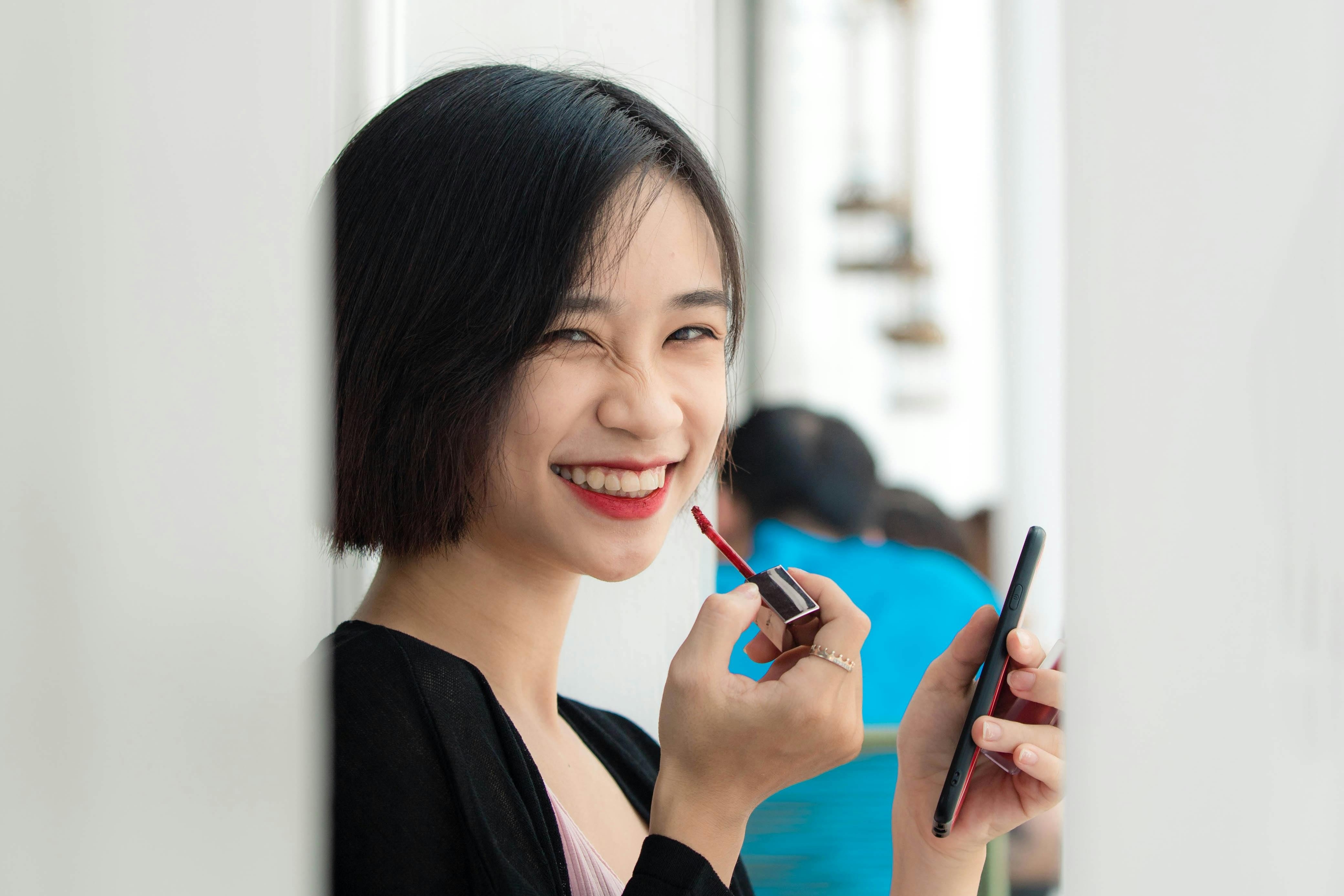 Rui ro khi dung son moi thuong xuyen hinh anh