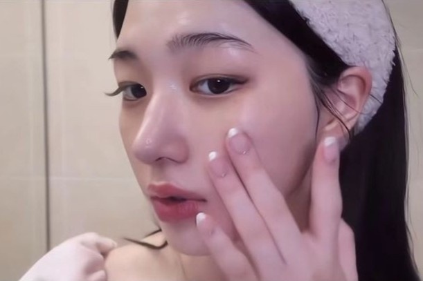 Thoi quen so tay len mat gay hai gi? hinh anh