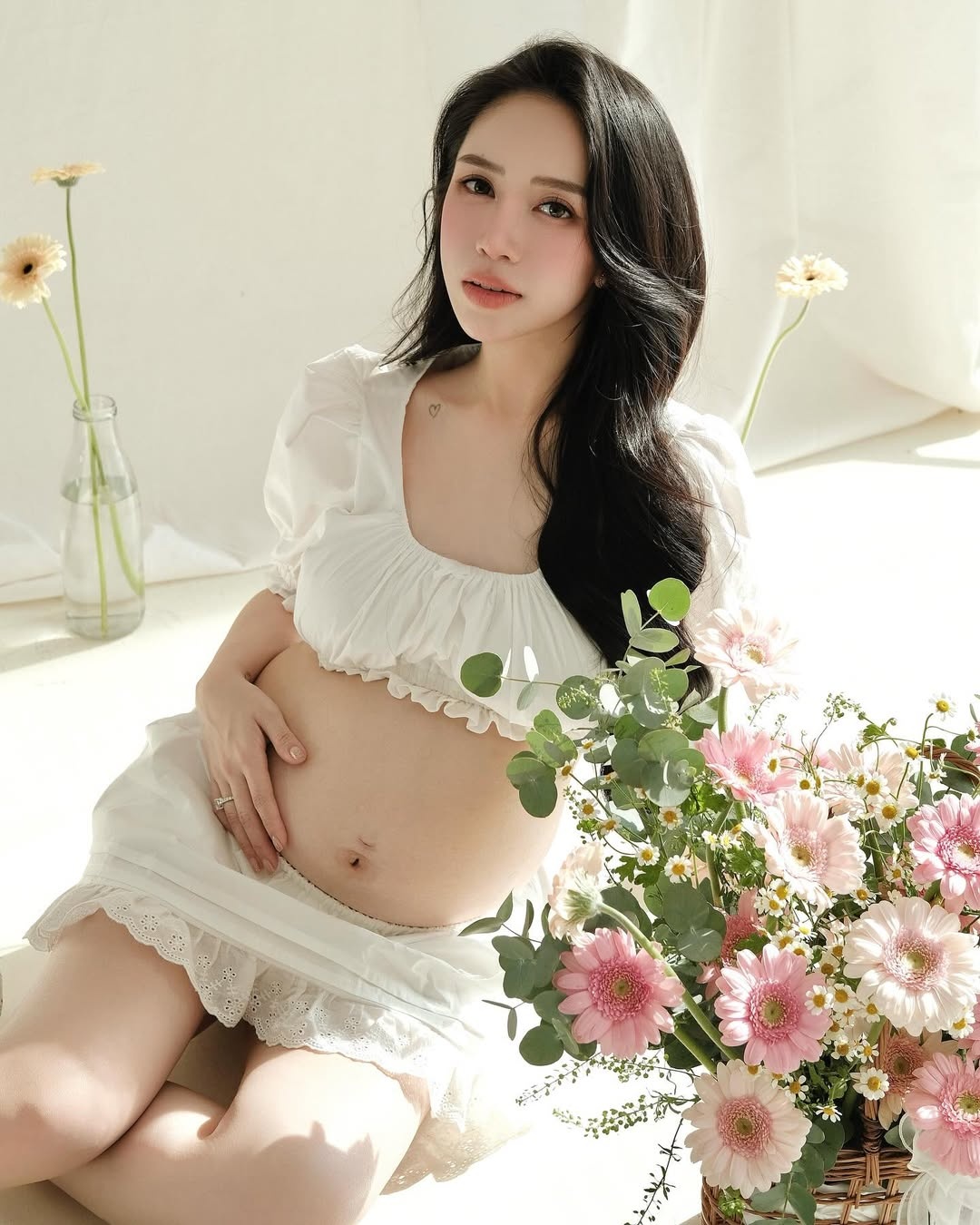 Phong cách bầu bí biến hóa của con gái Minh Nhựa Joyce Phạm