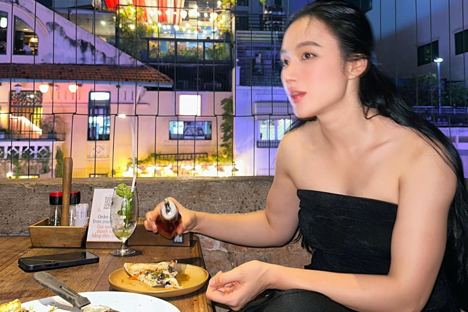 Angela Phuong Trinh khong phai nguoi duy nhat an chay ma van luc luong hinh anh