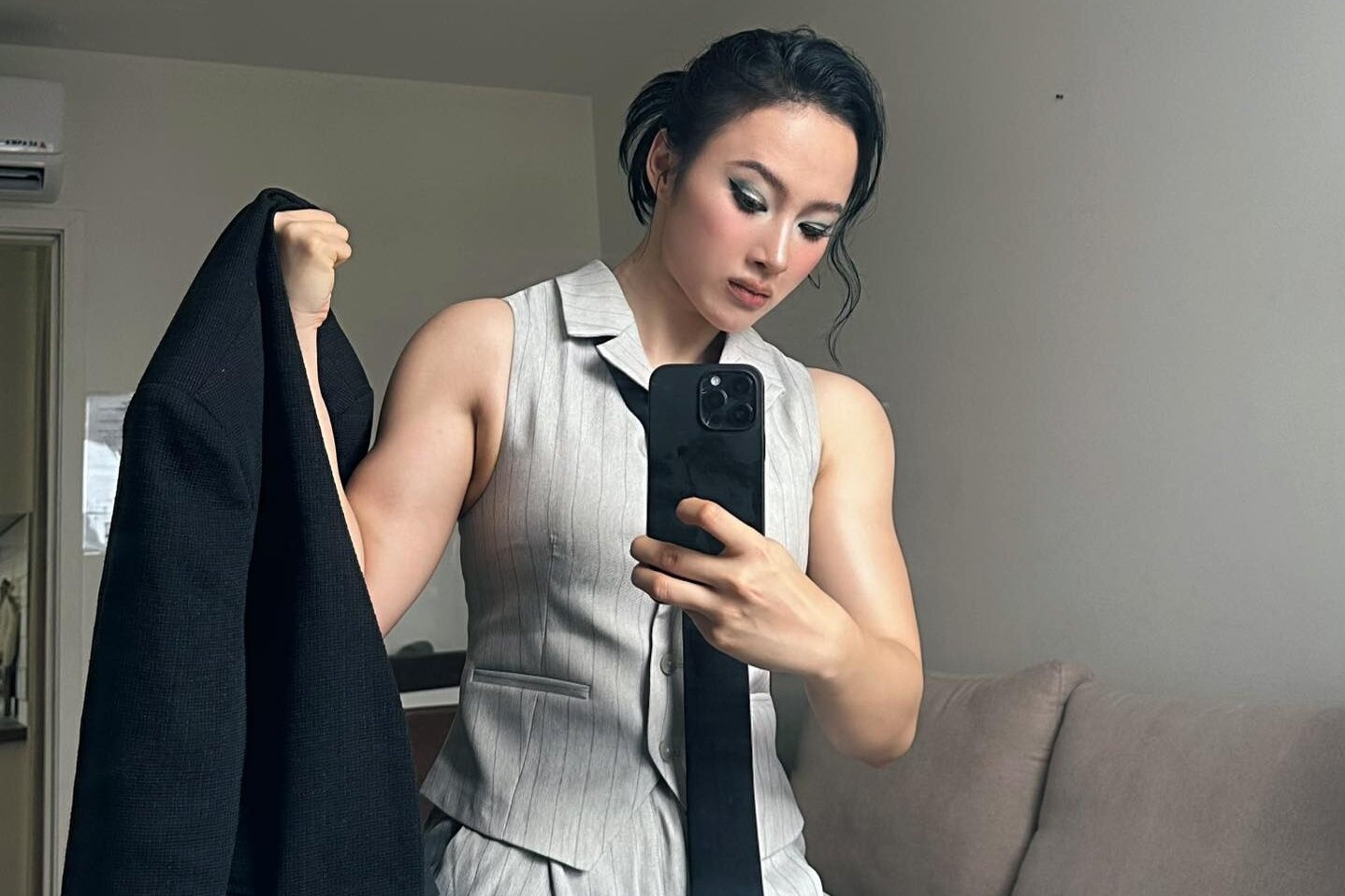 Angela Phuong Trinh ngay cang cham khoe co bap hinh anh