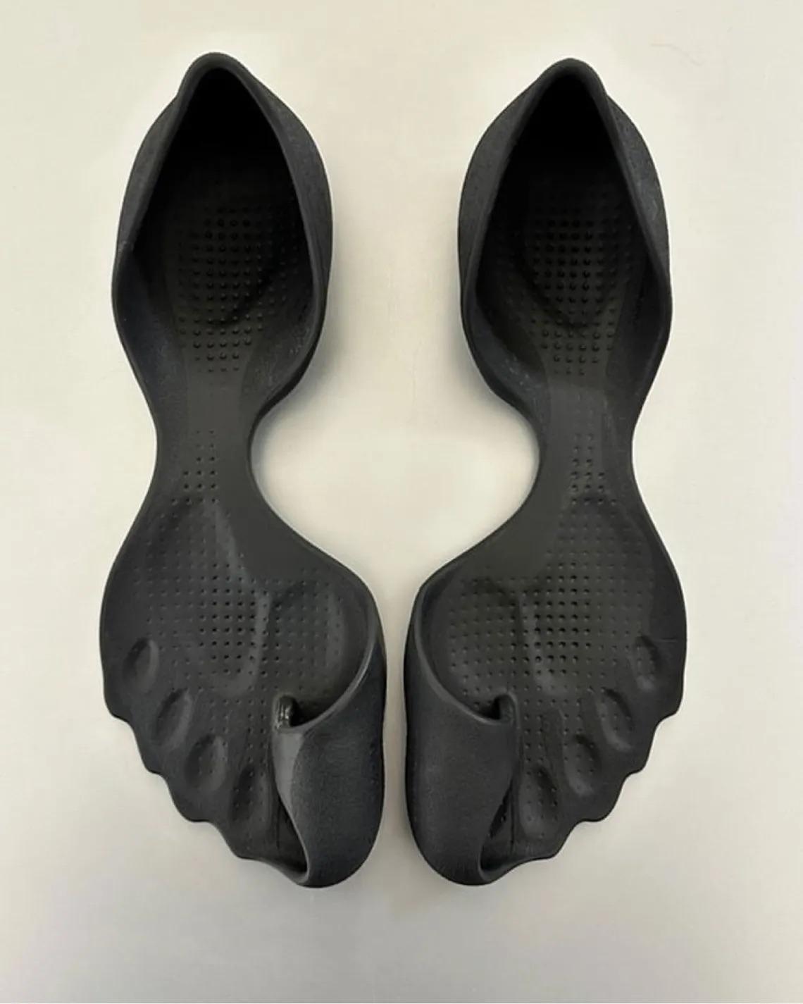 Sneaker hở 4 ngón chân giá 14 triệu đồng gây tranh cãi