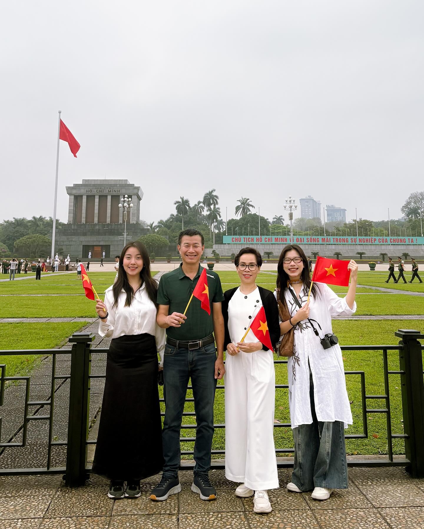 TikToker bi chi trich, TikToker Gia dinh PTTC, TikTok Viet Nam, dao duc tren mang, noi dung doc hai, TikToker xin loi, hanh xu tren mang, video gay tranh cai, xin loi gia tao, gia dinh PTTC, du khach nuoc ngoai, mang xa hoi Viet, y kien cong dong, TikTok drama, tay chay TikToker, cu xu cong cong, phan ung cong dong, noi dung phan cam, trach nhiem nguoi noi tieng, thi phi mang xa hoi anh 2