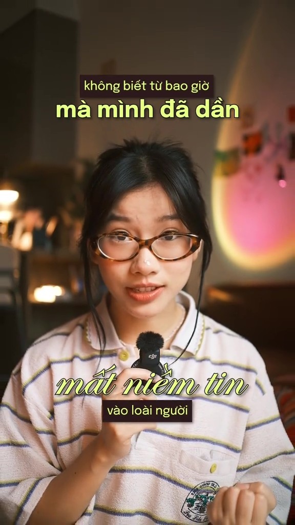 TikToker bi chi trich, TikToker Gia dinh PTTC, TikTok Viet Nam, dao duc tren mang, noi dung doc hai, TikToker xin loi, hanh xu tren mang, video gay tranh cai, xin loi gia tao, gia dinh PTTC, du khach nuoc ngoai, mang xa hoi Viet, y kien cong dong, TikTok drama, tay chay TikToker, cu xu cong cong, phan ung cong dong, noi dung phan cam, trach nhiem nguoi noi tieng, thi phi mang xa hoi anh 1