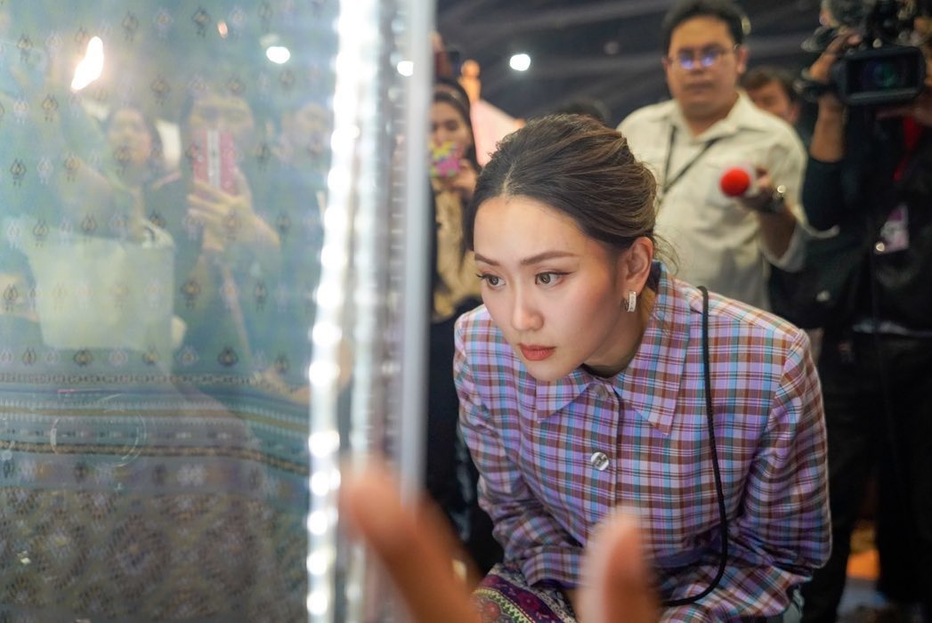 Tủ đồ hàng hiệu của nữ Thủ tướng trẻ nhất Thái Lan