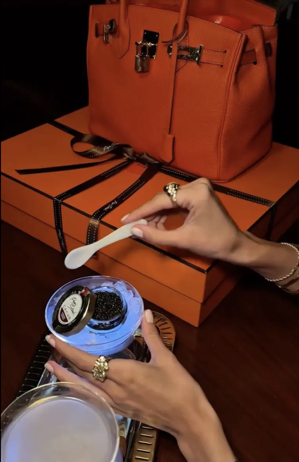 Mua cocktail, tặng túi xách Hermès Birkin