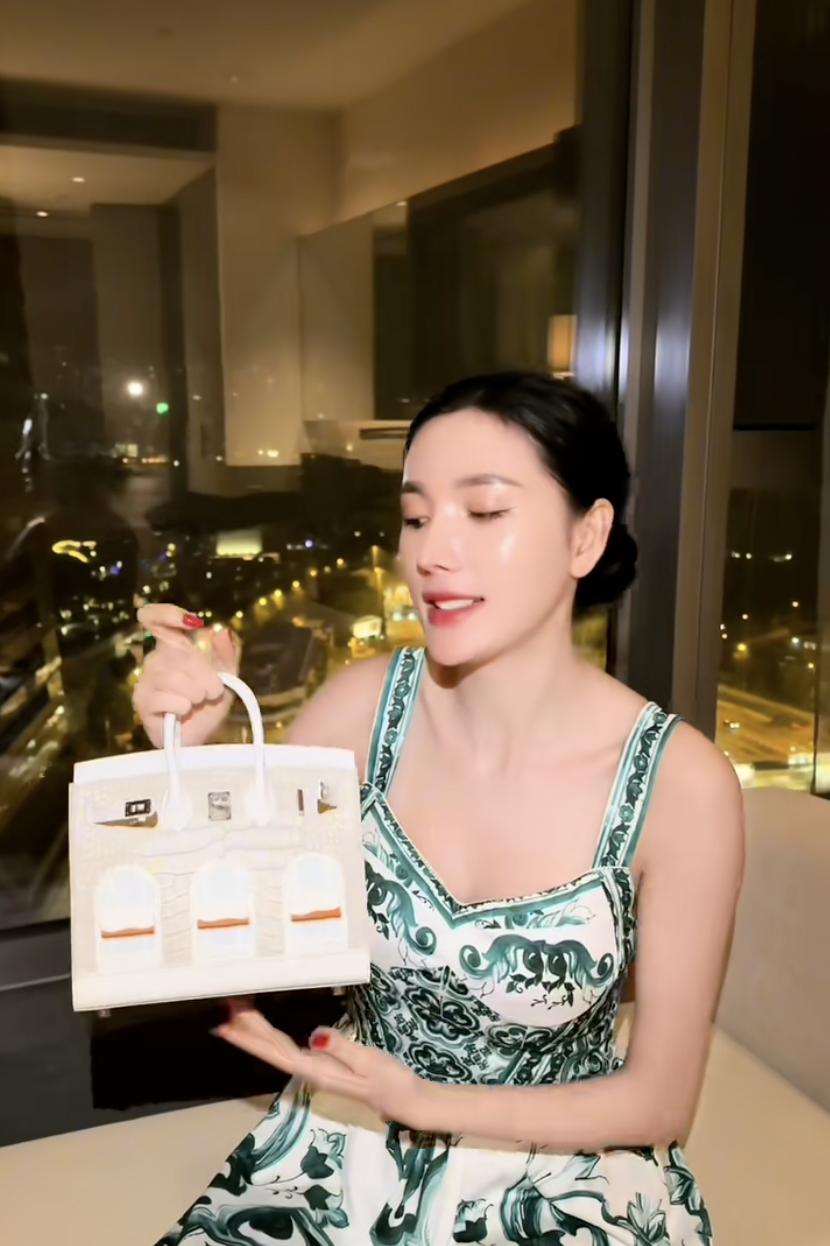 Túi Hermès Birkin Faubourg trên tay Ngân Collagen bị nghi vấn là hàng giả. Ảnh: @bichngantran.29/TikTok.
