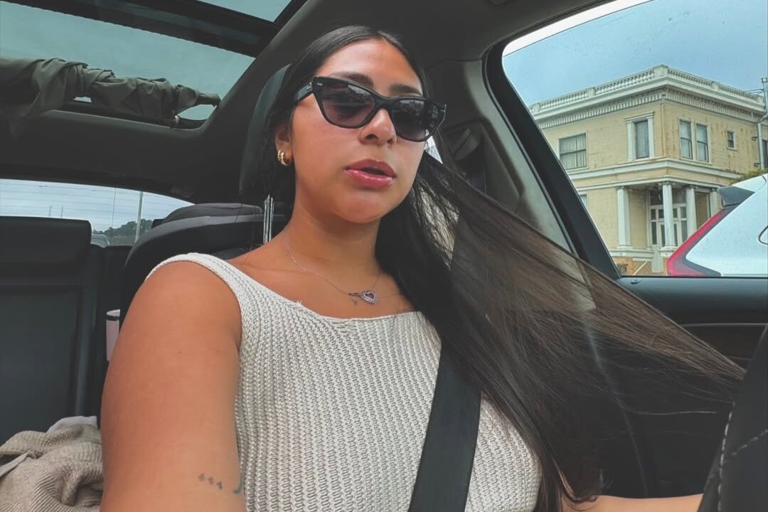 Nhan su bi chi trich vi mac short sieu ngan di lam hinh anh