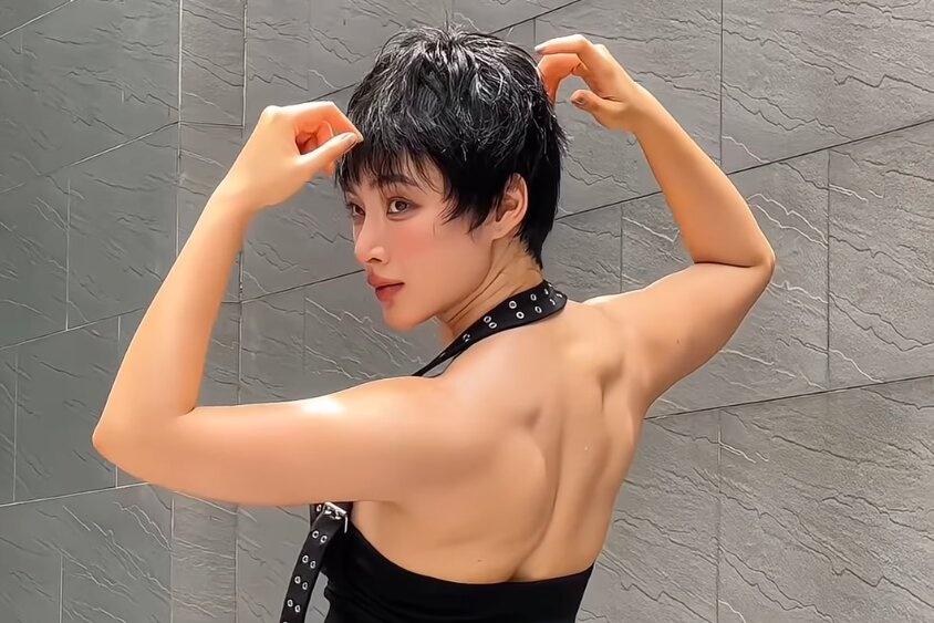 Angela Phuong Trinh khoe can canh co bap hinh anh