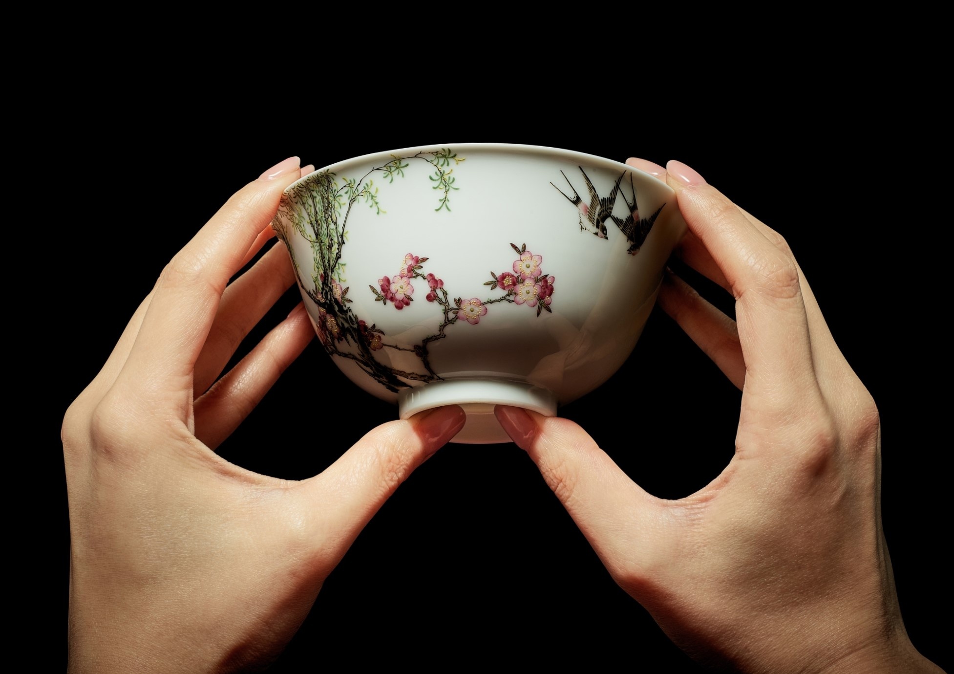 thoi nha Thanh,  thoi Ung Chinh,  dau gia bat co,  chiec bat co,  Hong Kong Trung Quoc,  lich su Trung Quoc,  gom su Trung Quoc,  Christie&apos;s Hong Kong anh 1