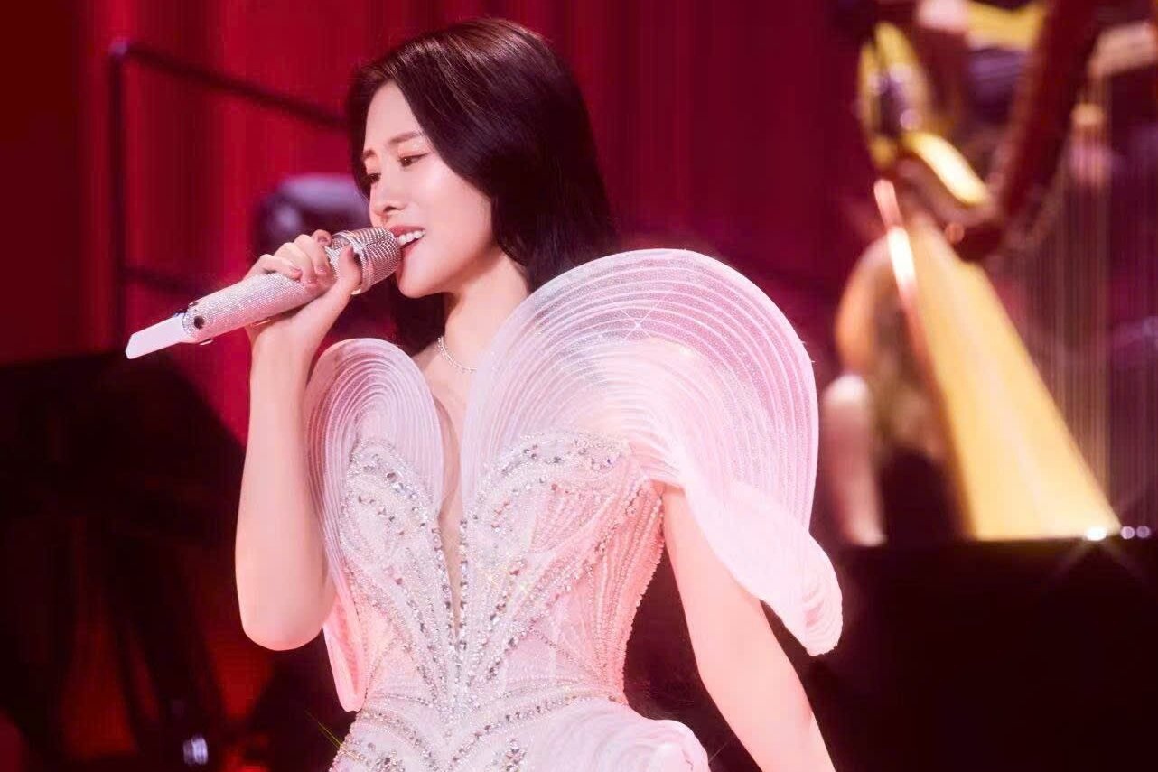 'Nu hoang nhac phim' Trung Quoc dien vay gia 5.900 USD cua NTK Viet hinh anh