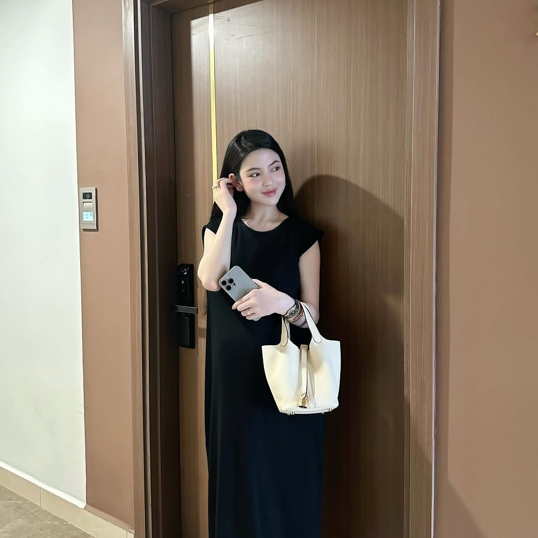 Vợ Quang Hải khoe túi Hermès chồng tặng ngay sau trận thua Malaysia