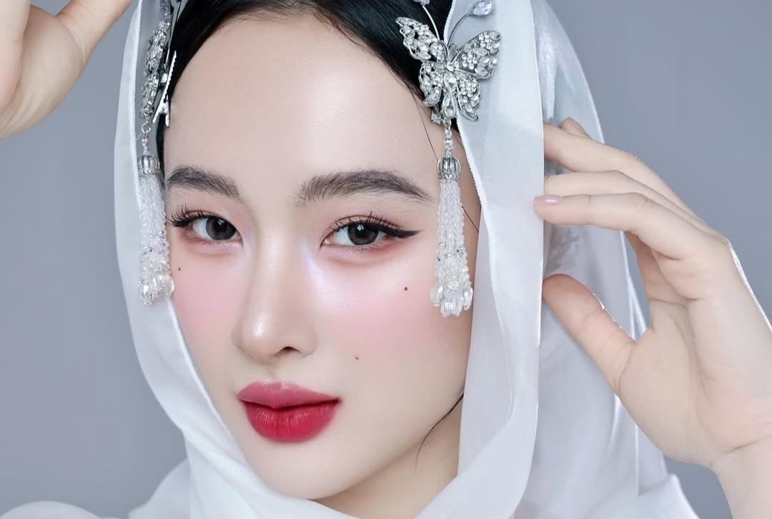 Angela Phuong Trinh diu dang khac la hinh anh