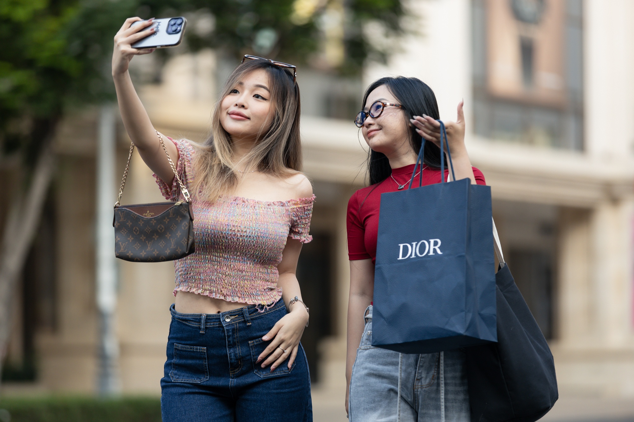 Vì sao giới trẻ chuộng hàng hiệu fake để xây dựng hình ảnh?