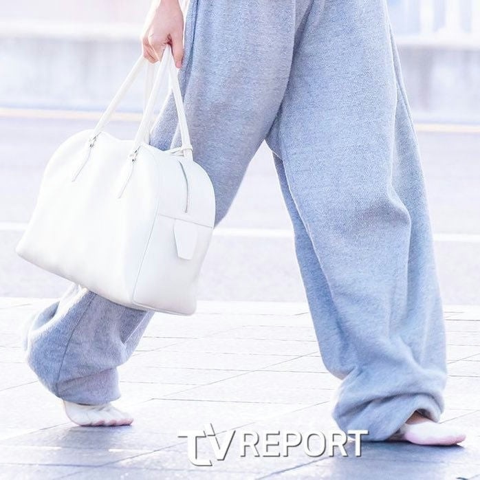 jennie_blackpink_airport_shoessweatpants_purse_walking_barefoot_1107251.jpeg
