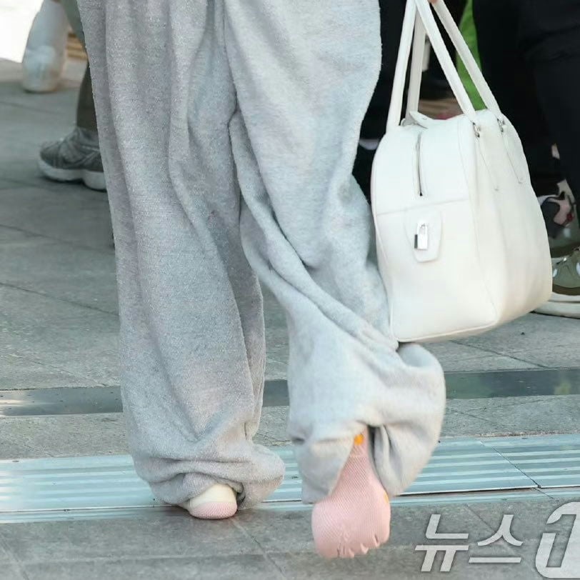 jennie_blackpink_airport_shoessweatpants_sock_handbag_walking_1107251.jpeg