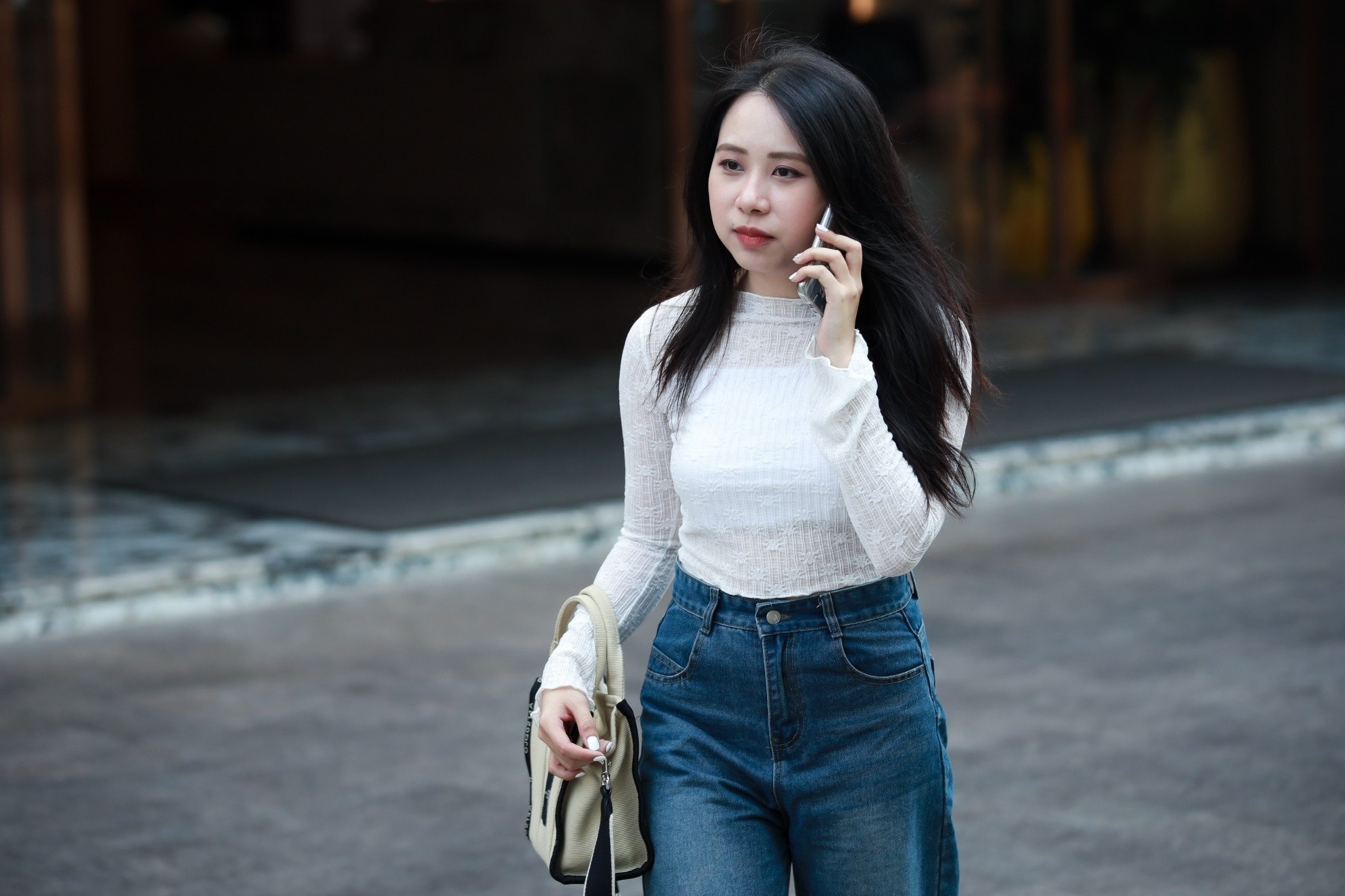 Nguoi tre TP.HCM nhe ganh tien bac khi mua xe dien hinh anh