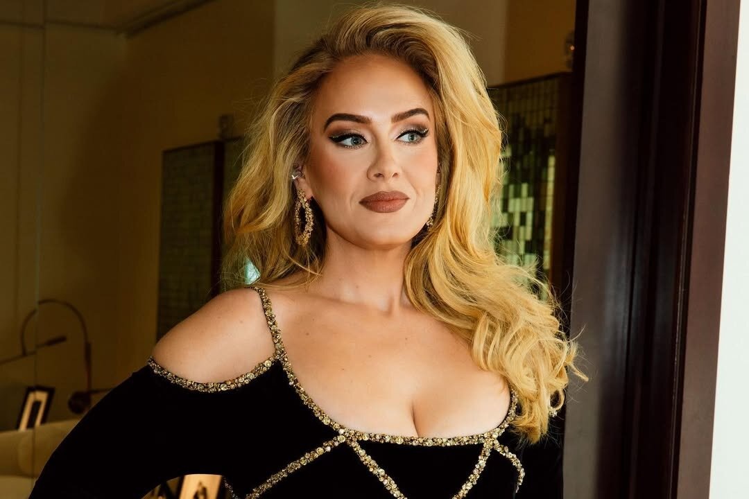 NTK Cong Tri may vay cho Adele, BlackPink truoc khi bi bat hinh anh