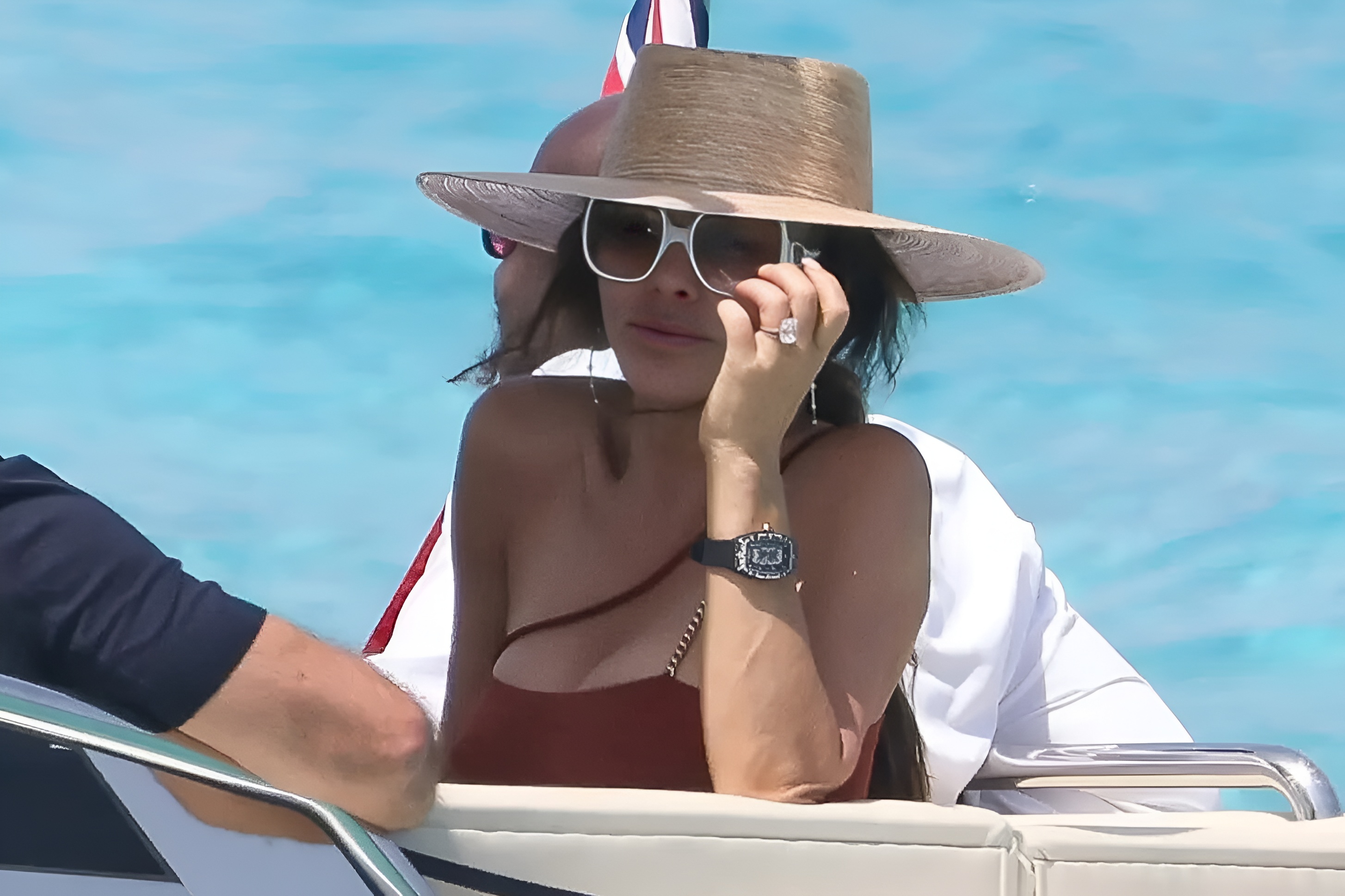 Jeff Bezos tang vo dong ho nam kim cuong hinh anh