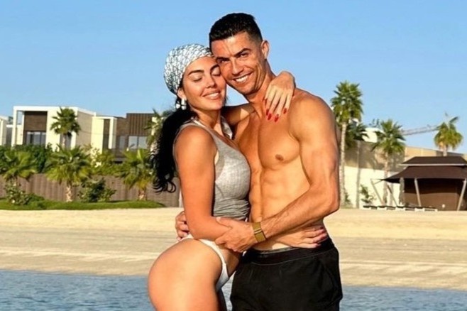 Mot thap ky ben nhau cua Ronaldo va ban gai hinh anh