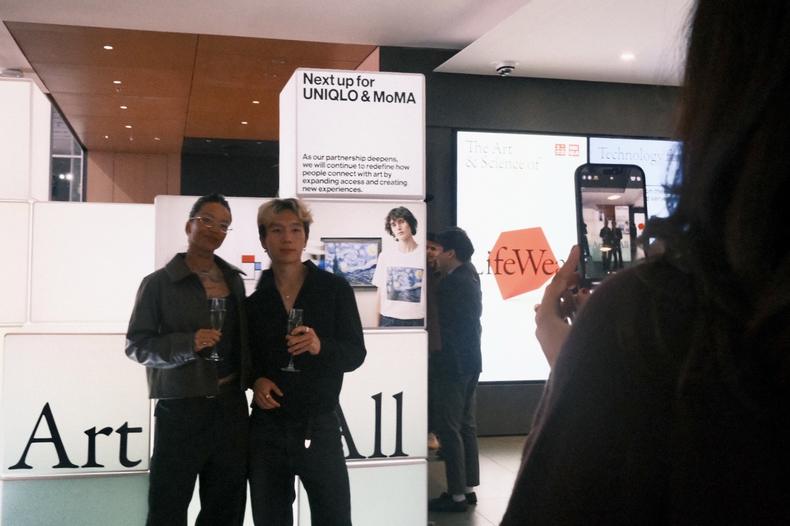 Uniqlo nghe thuat,  thoi trang ben vung,  ban sac Uniqlo,  hop tac MoMA,  KAWS Uniqlo,  New York thoi trang anh 8