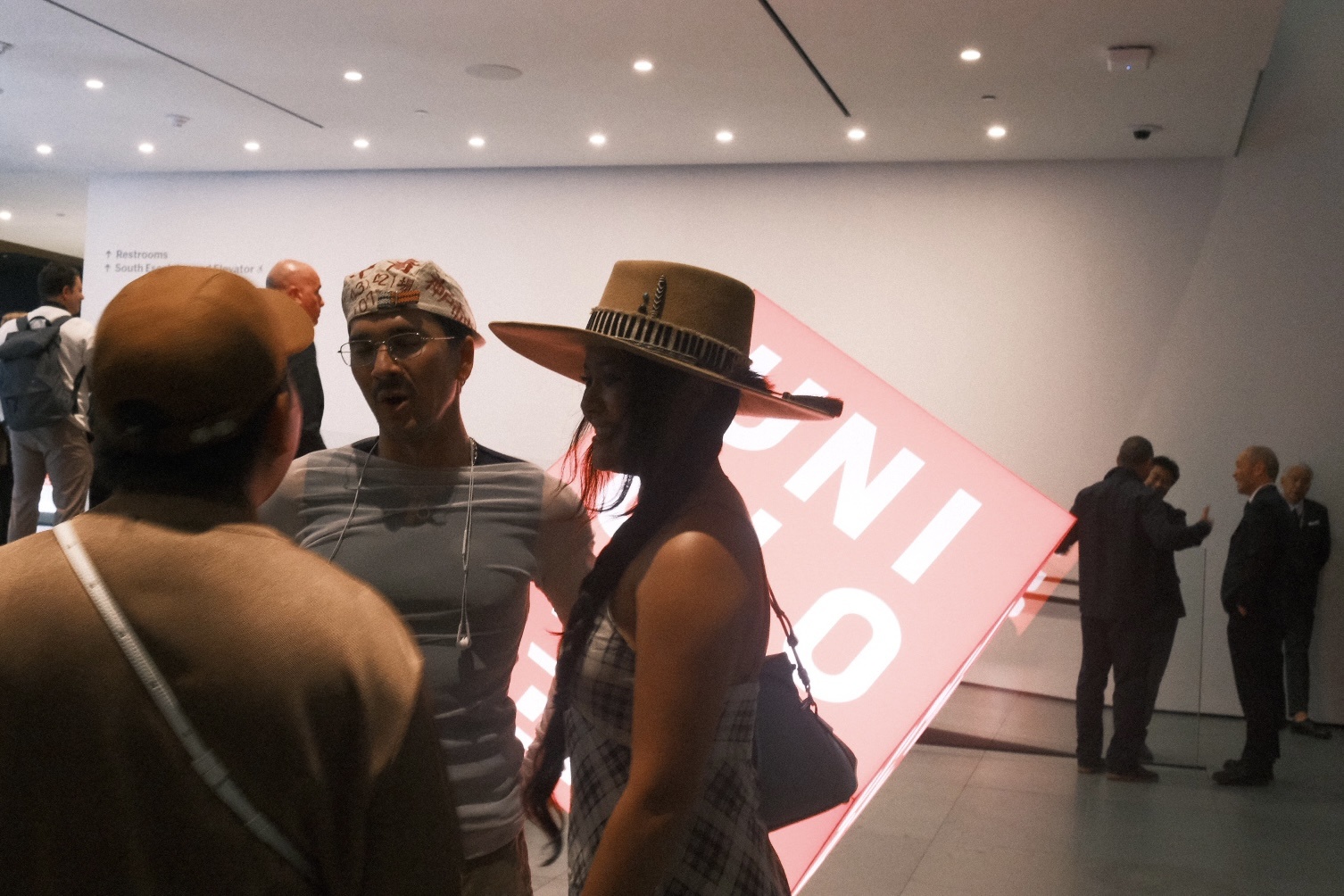 Uniqlo nghe thuat,  thoi trang ben vung,  ban sac Uniqlo,  hop tac MoMA,  KAWS Uniqlo,  New York thoi trang anh 11