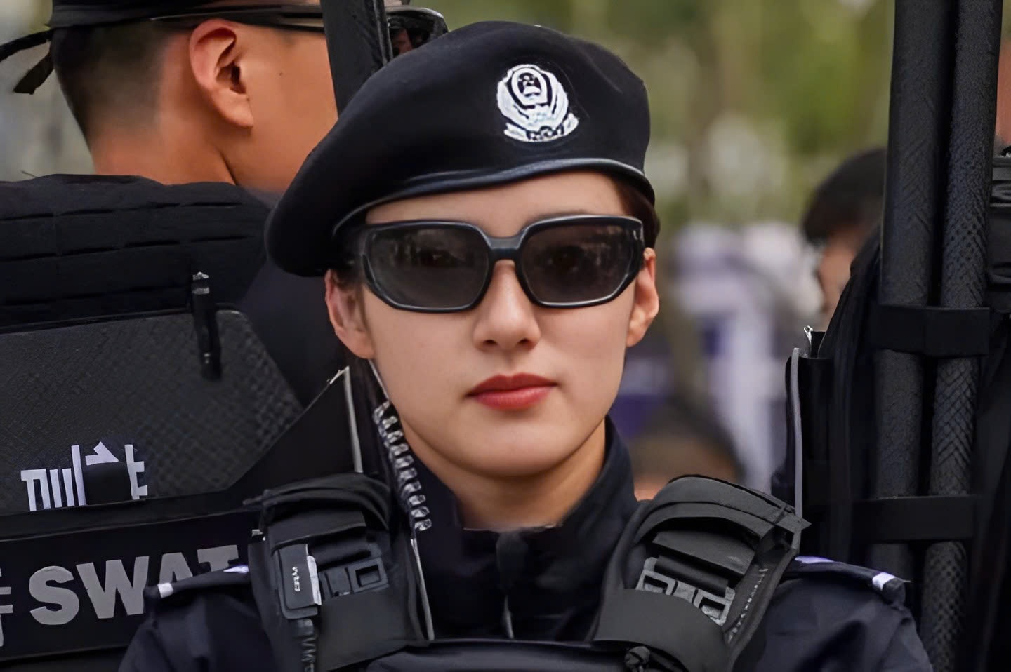 Nu canh sat Trung Quoc gay sot hinh anh