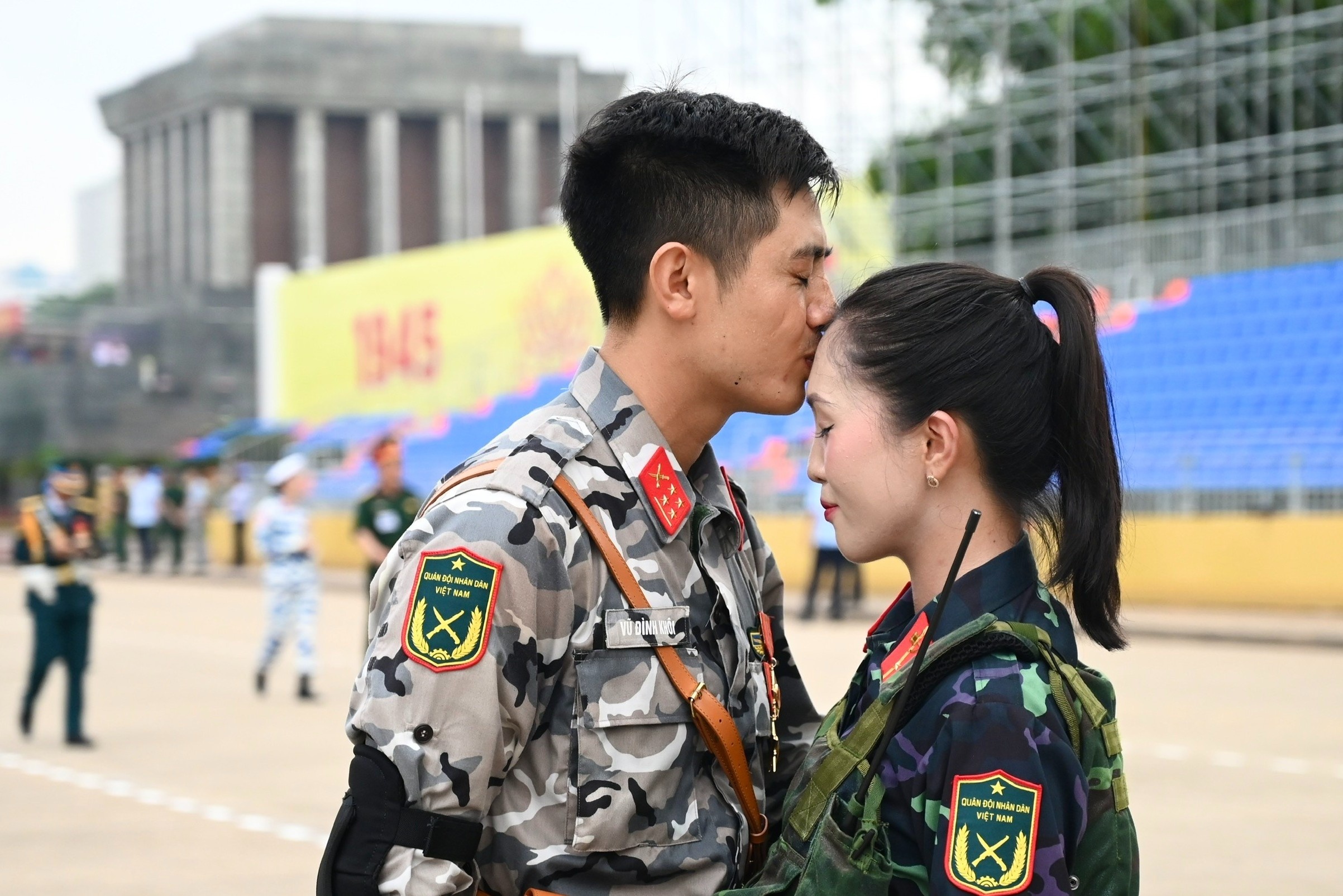 Cap doi nu biet dong - nam dac nhiem du gay sot o su kien A80 hinh anh