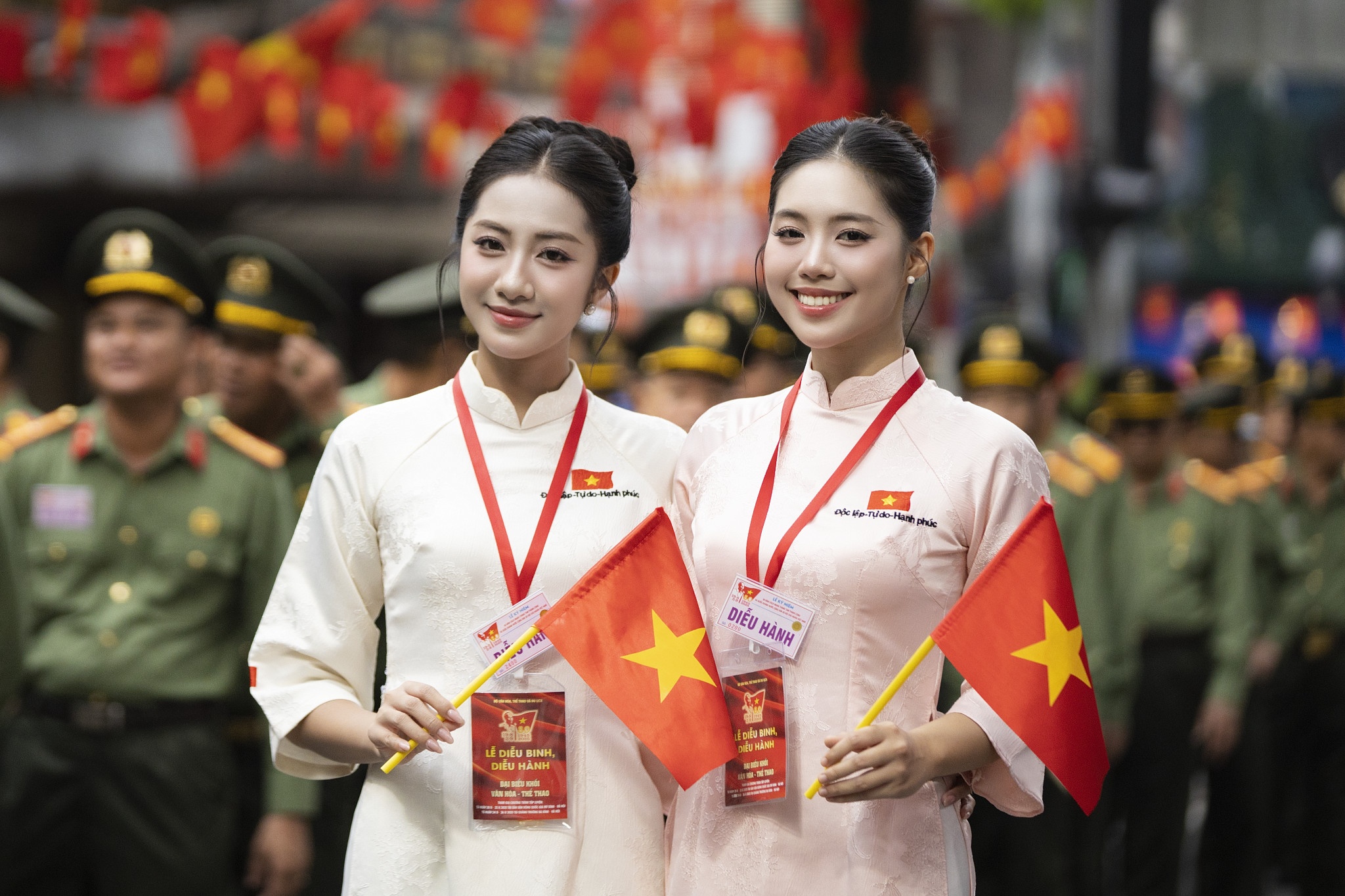 Tren nguc ao nguoi Viet Nam hinh anh