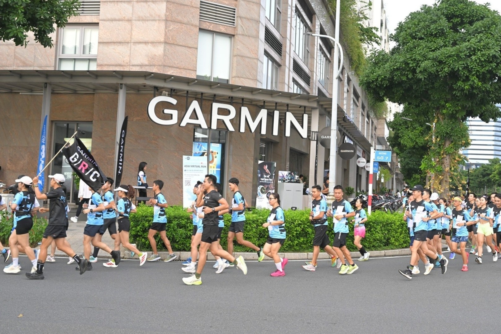 Hang nghin runner nong long but pha tai Garmin Run Vietnam 2025 hinh anh