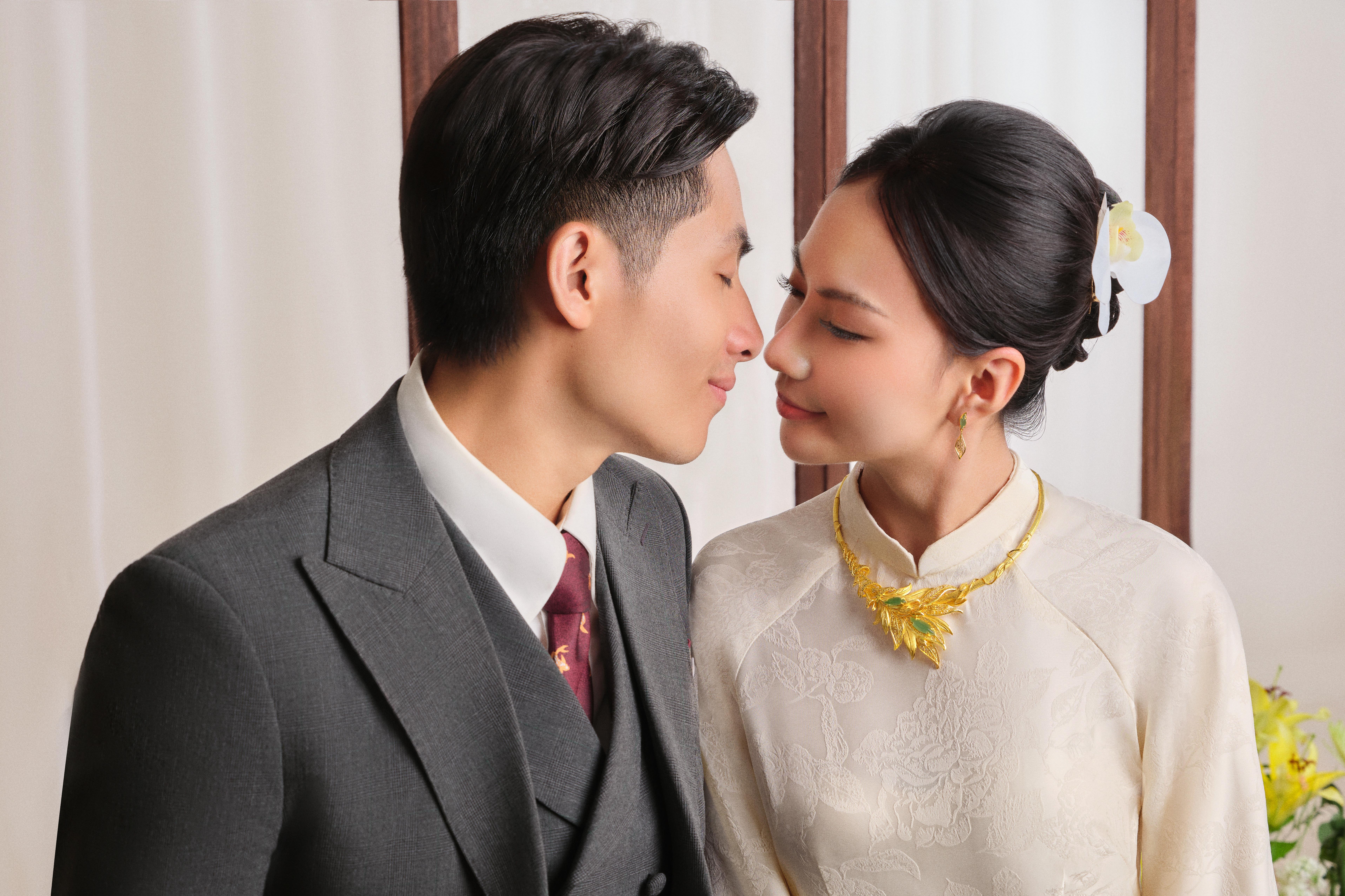 Trang suc cuoi 2025 chuong thiet ke mang bieu tuong gan ket hinh anh