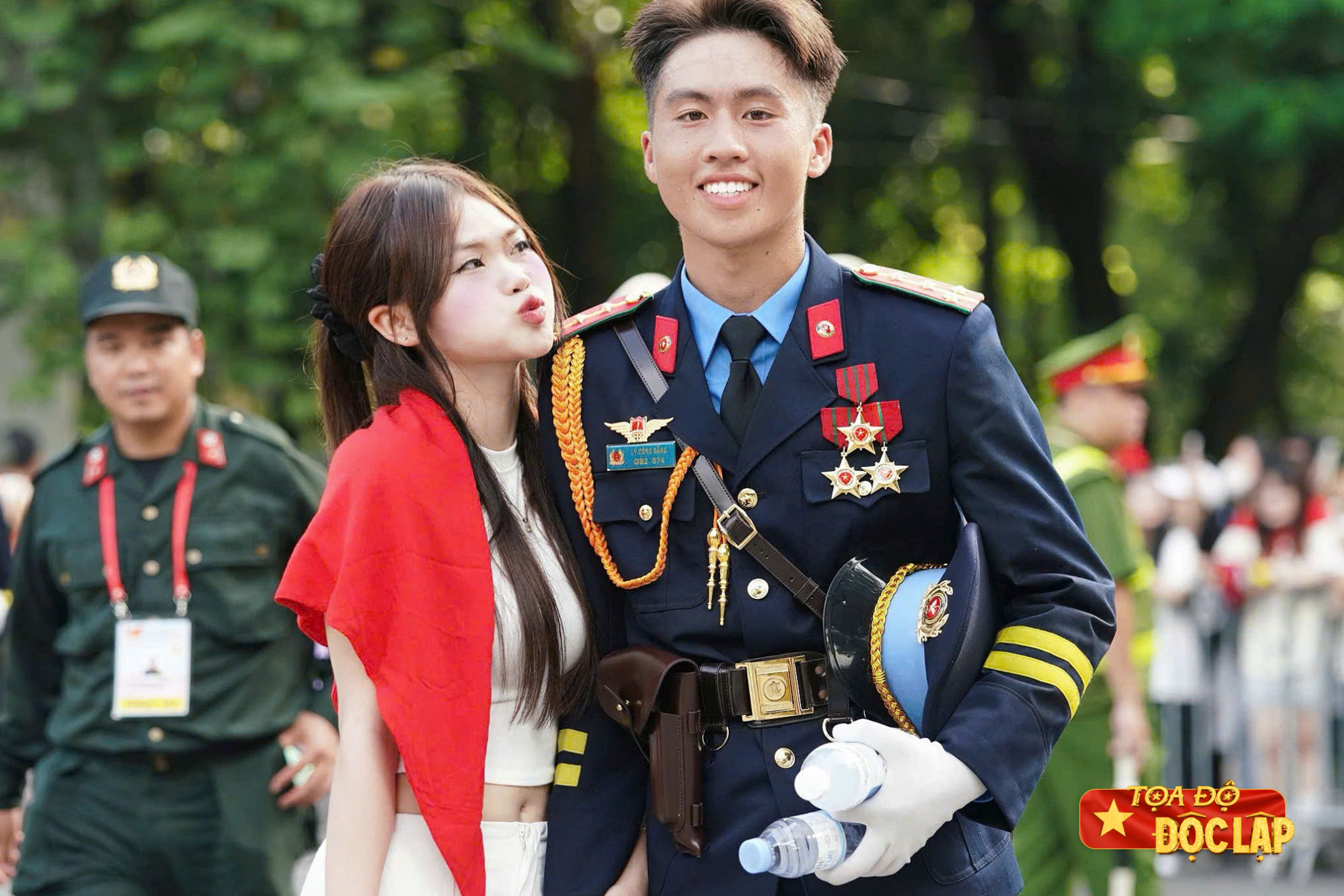 Cap doi 'hang xom' tai A80, quen nhau tu 5 tuoi hinh anh