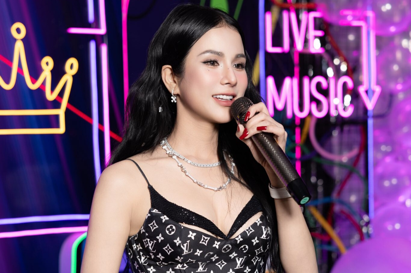 Thuc hu vu Diep Lam Anh mac ao Louis Vuitton nhai hinh anh