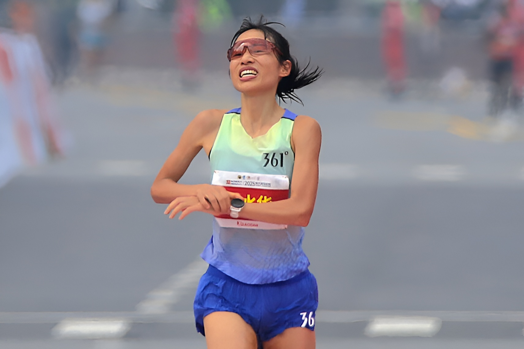 'Nu y ta nhanh nhat Trung Quoc' gay tranh cai hinh anh