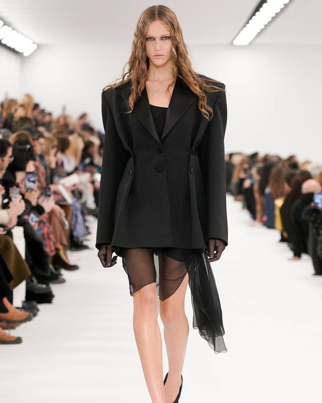 Angelina Kendall,  con lai,  Hermes,  Isabel Marant,  Rabanne,  Stella McCartney,  D&G anh 3