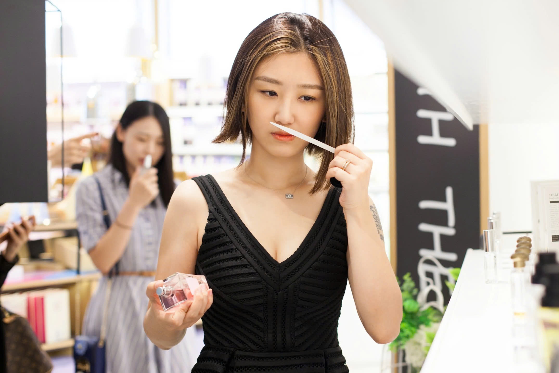 Loai nuoc hoa xua duoi trai hu, dan ong toi te hinh anh