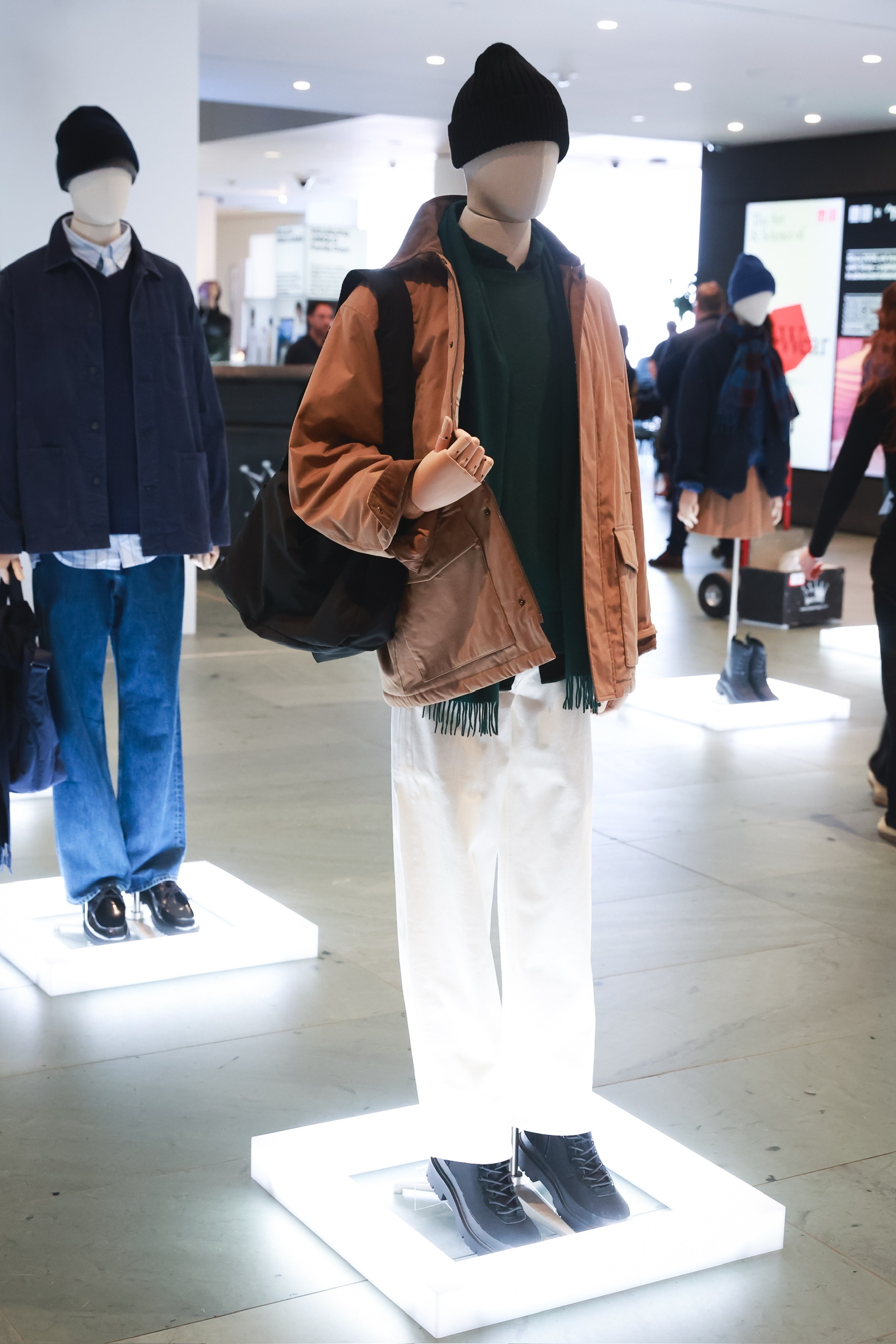 Uniqlo,  KAWS,  LifeWear,  KAWS Uniqlo,  Roger Federer,  Cate Blanchett anh 3