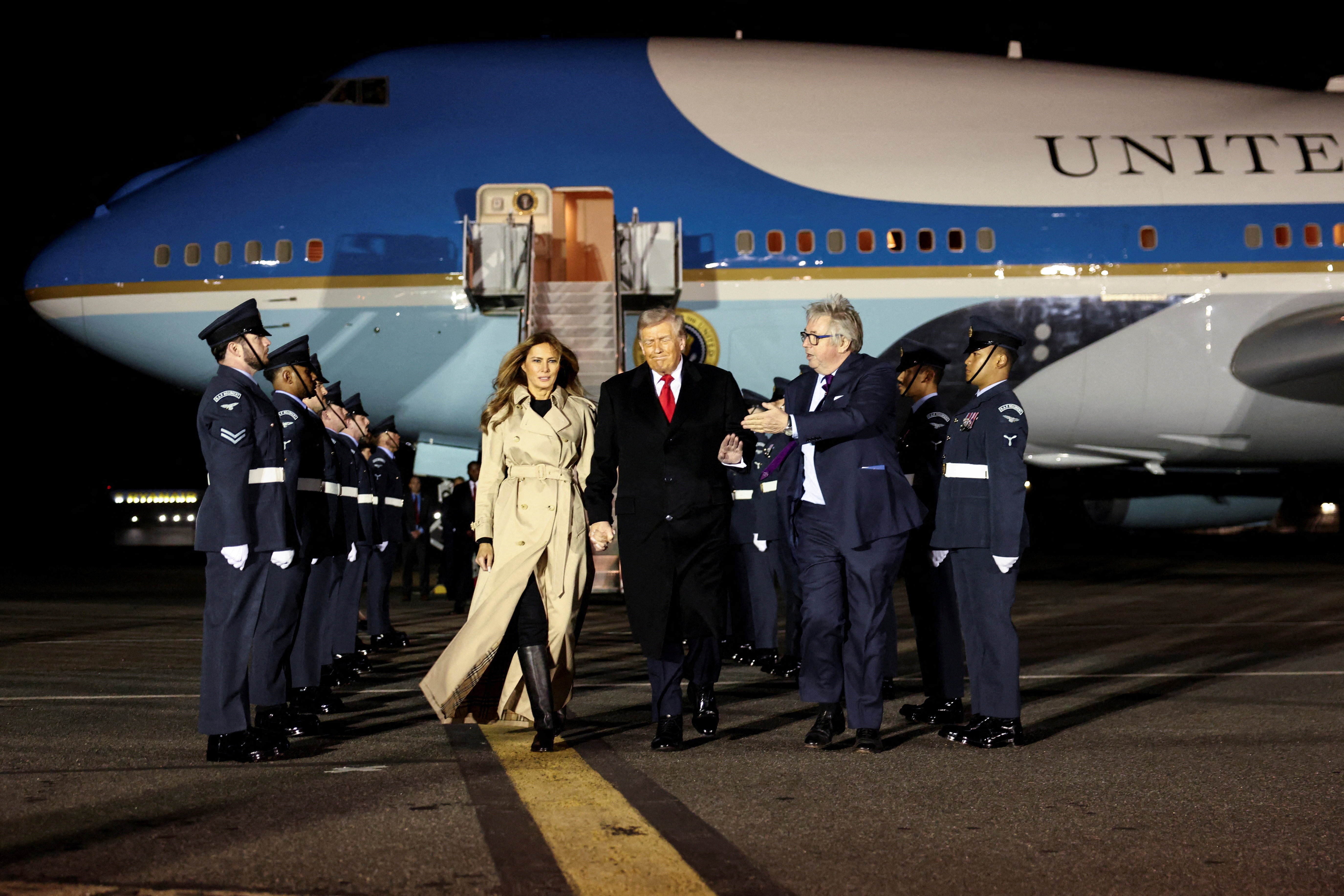 Váy áo ấn tượng của bà Melania Trump trong chuyến thăm Anh