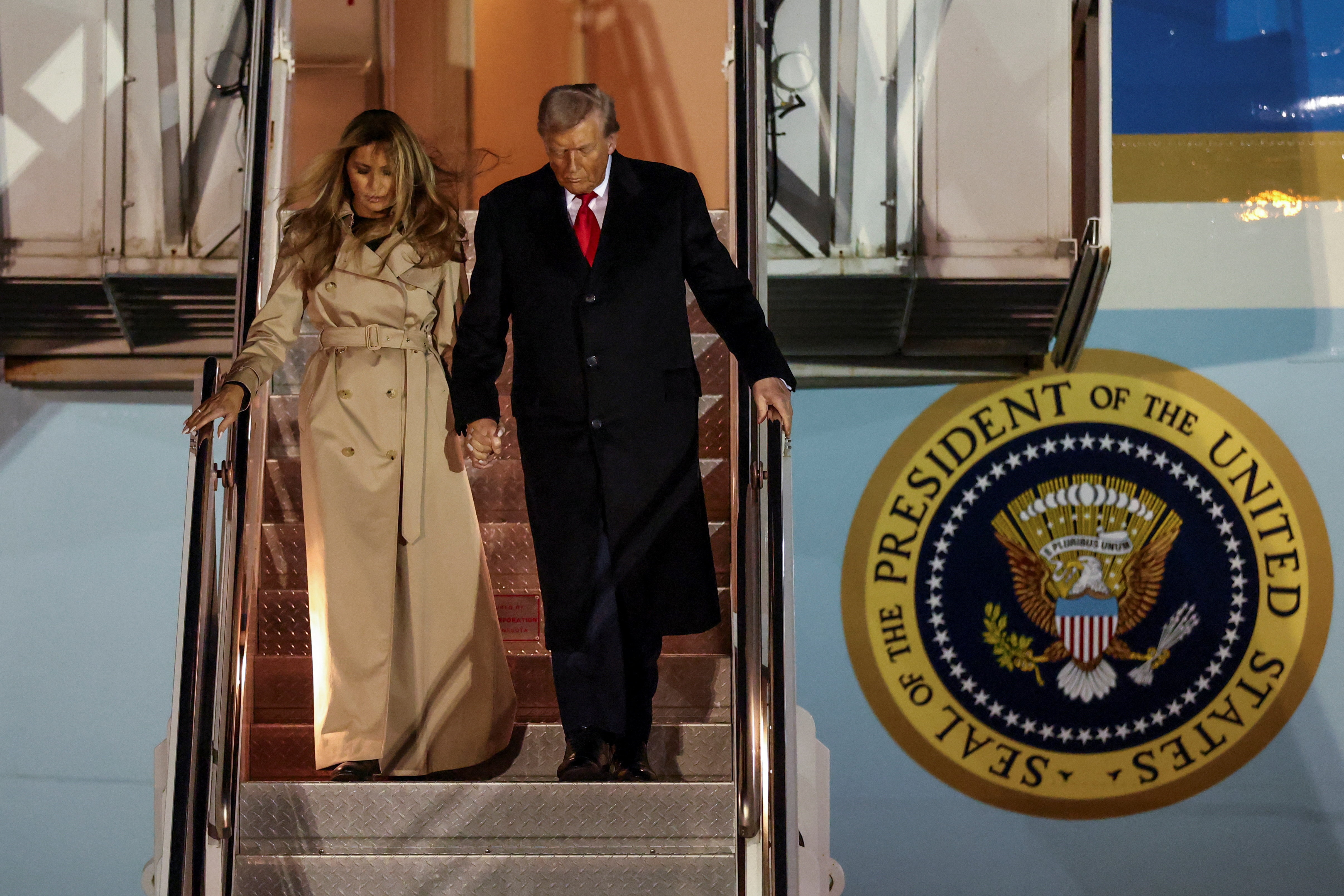 Váy áo ấn tượng của bà Melania Trump trong chuyến thăm Anh