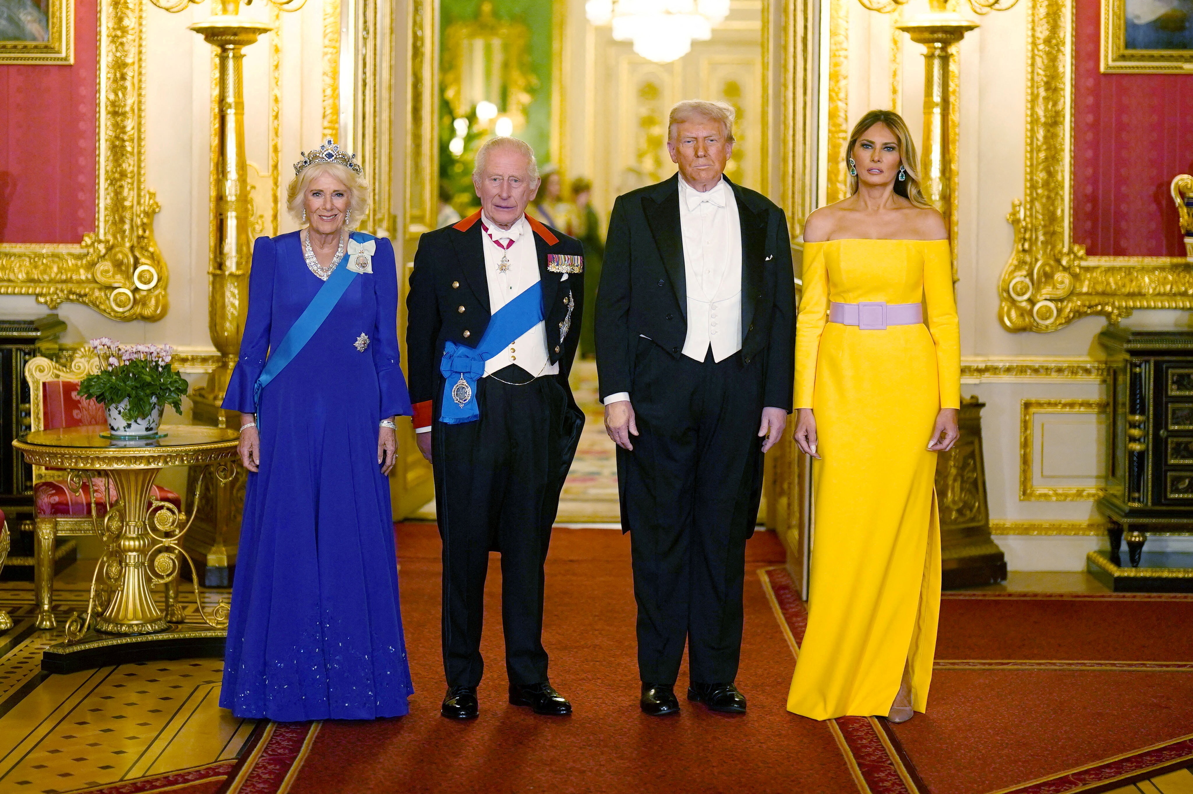 Đệ nhất phu nhân Mỹ Melania Trump nổi bật với váy vàng trễ vai