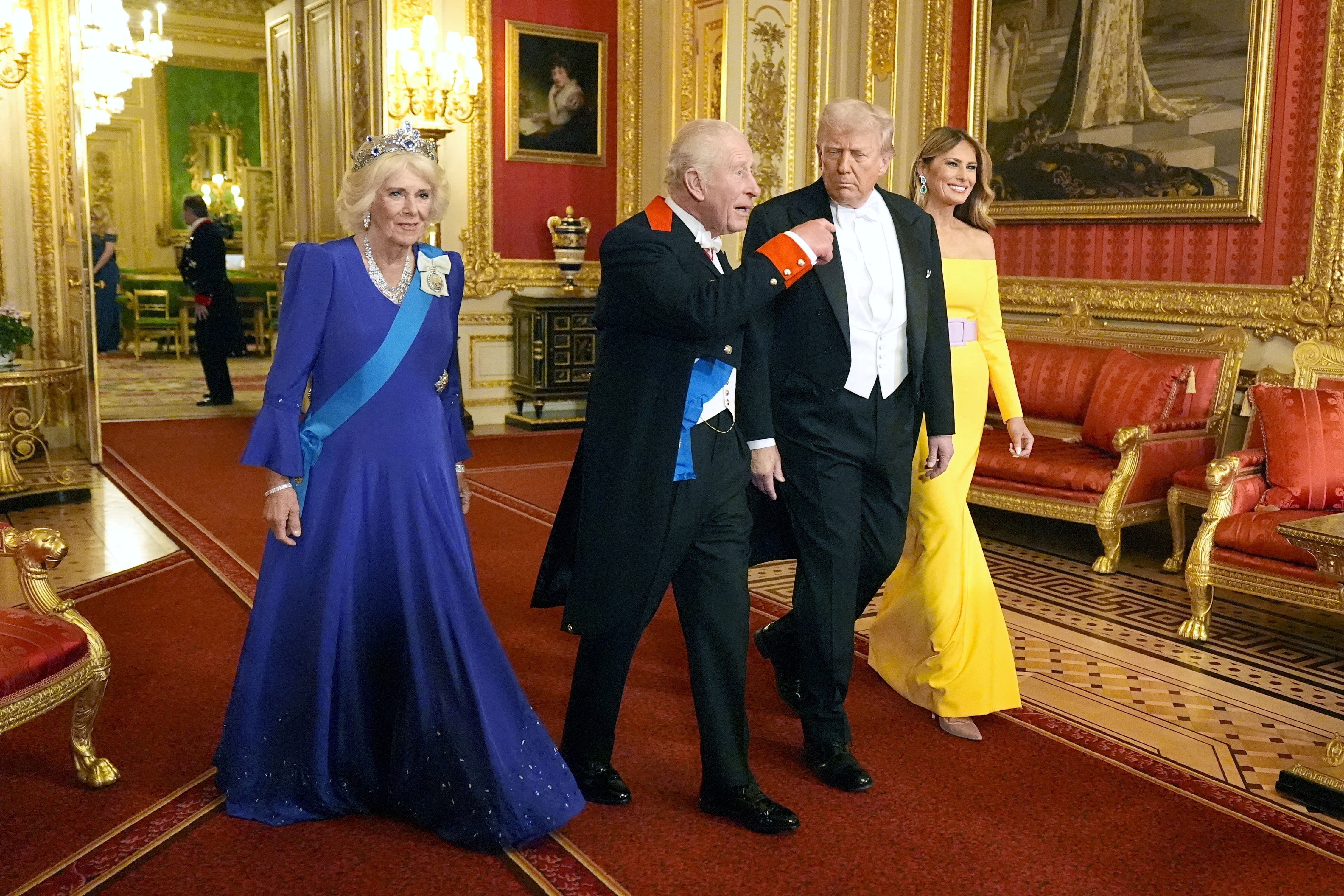 Váy áo ấn tượng của bà Melania Trump trong chuyến thăm Anh