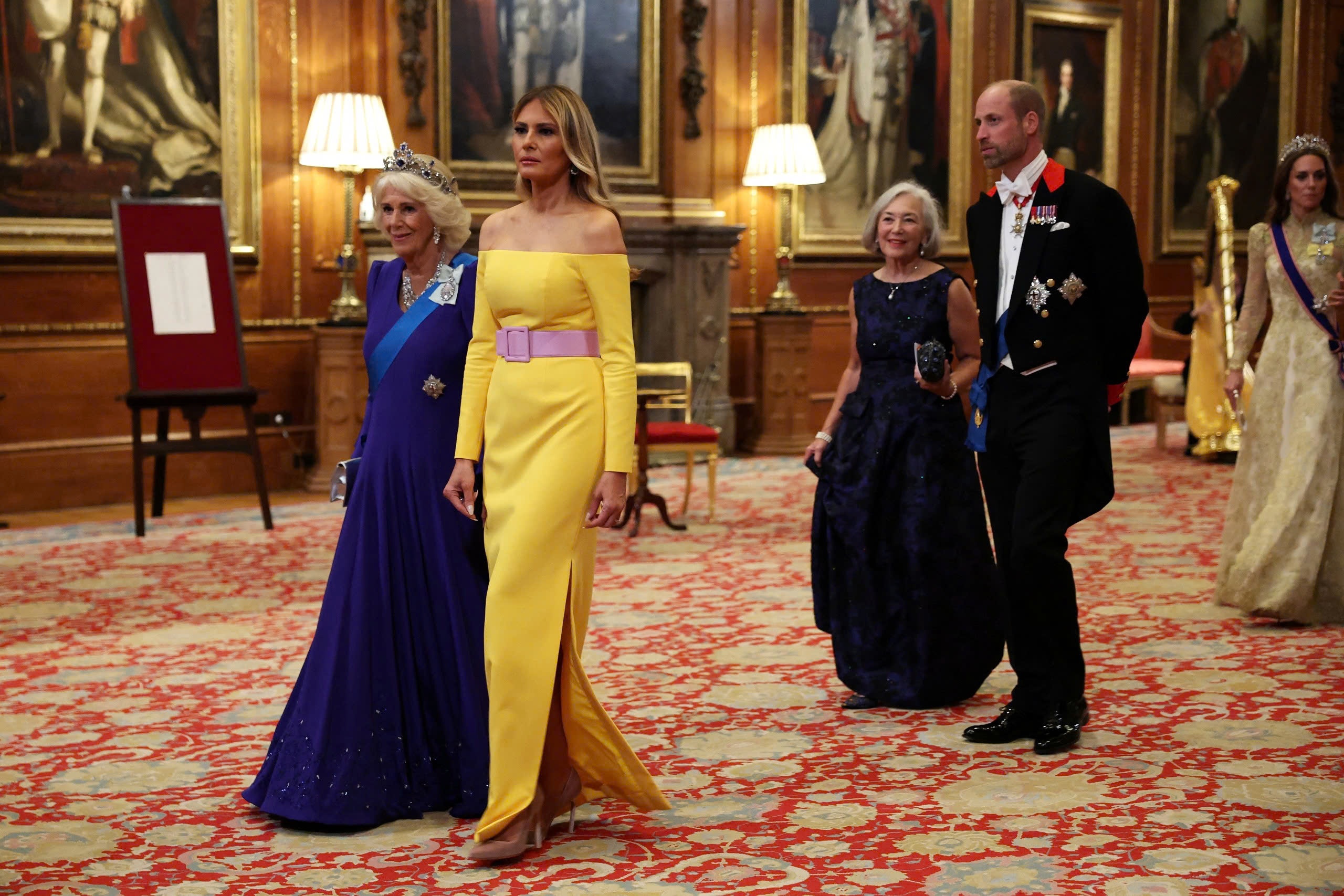 Váy áo ấn tượng của bà Melania Trump trong chuyến thăm Anh